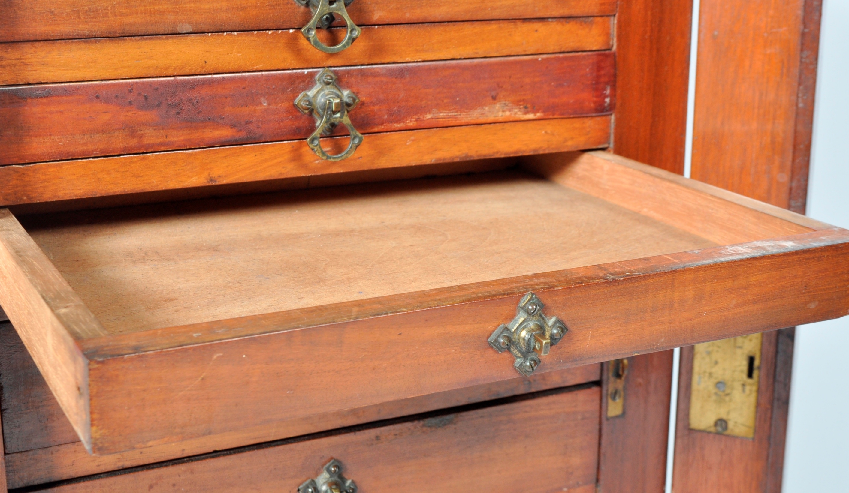 19TH CENTURY VICTORIAN WELLINGTON / SPECIMEN CHEST OF DRAWERS - Image 7 of 12