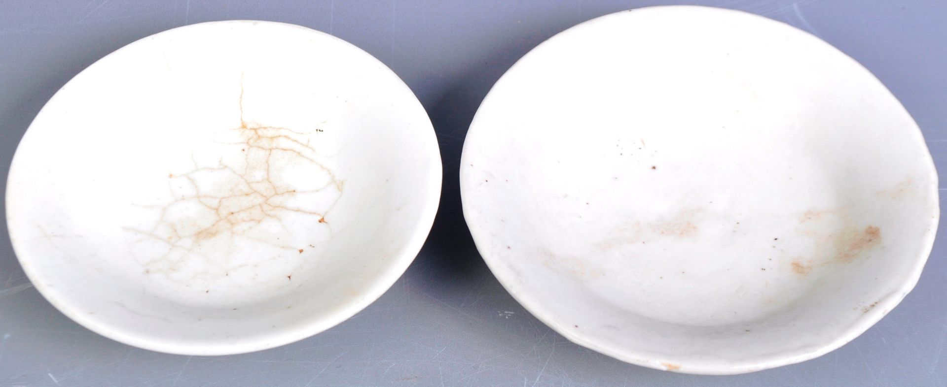 PAIR OF 17TH CENTURY CHINESE MING DYNASTY SAUCER PLATES