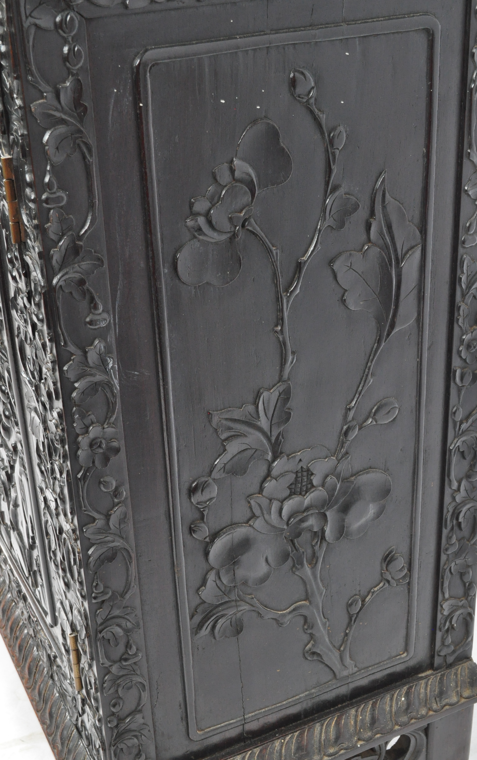 IMPRESSIVE 19TH CENTURY CHINESE CARVED HARDWOOD DISPLAY CABINET - Image 18 of 18