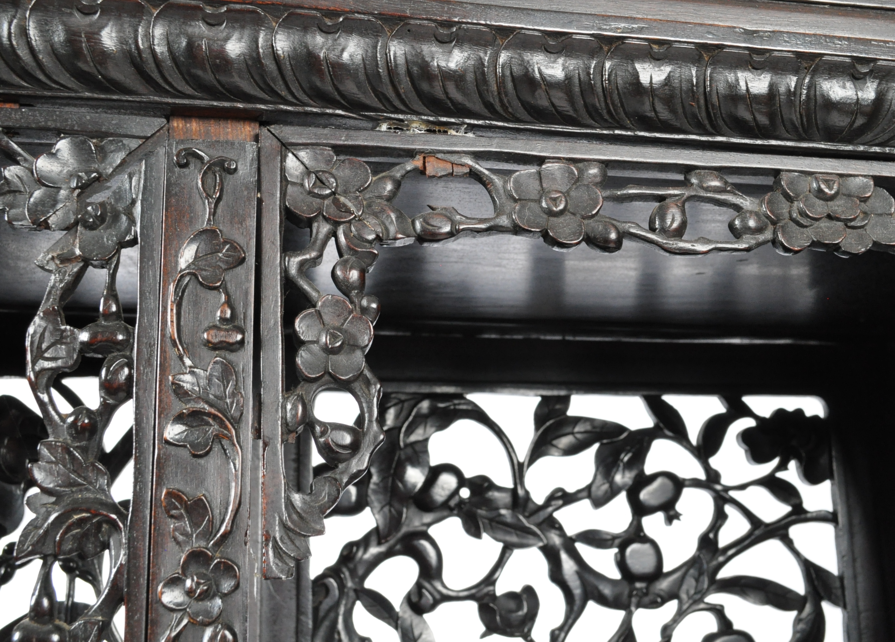IMPRESSIVE 19TH CENTURY CHINESE CARVED HARDWOOD DISPLAY CABINET - Image 15 of 18
