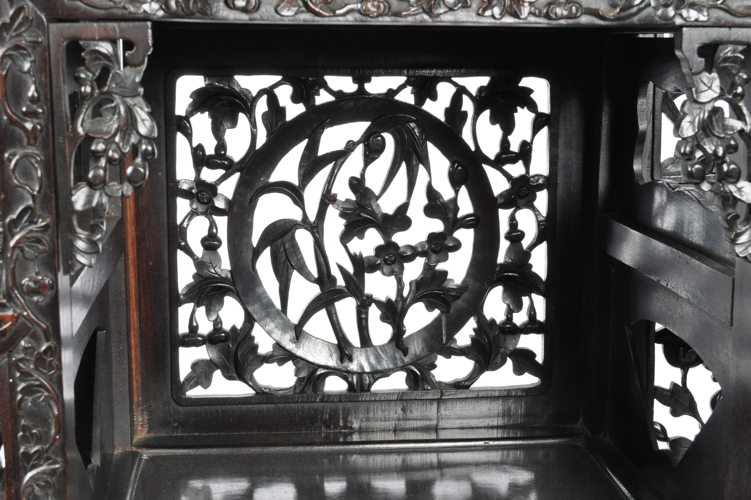 IMPRESSIVE 19TH CENTURY CHINESE CARVED HARDWOOD DISPLAY CABINET - Image 6 of 18