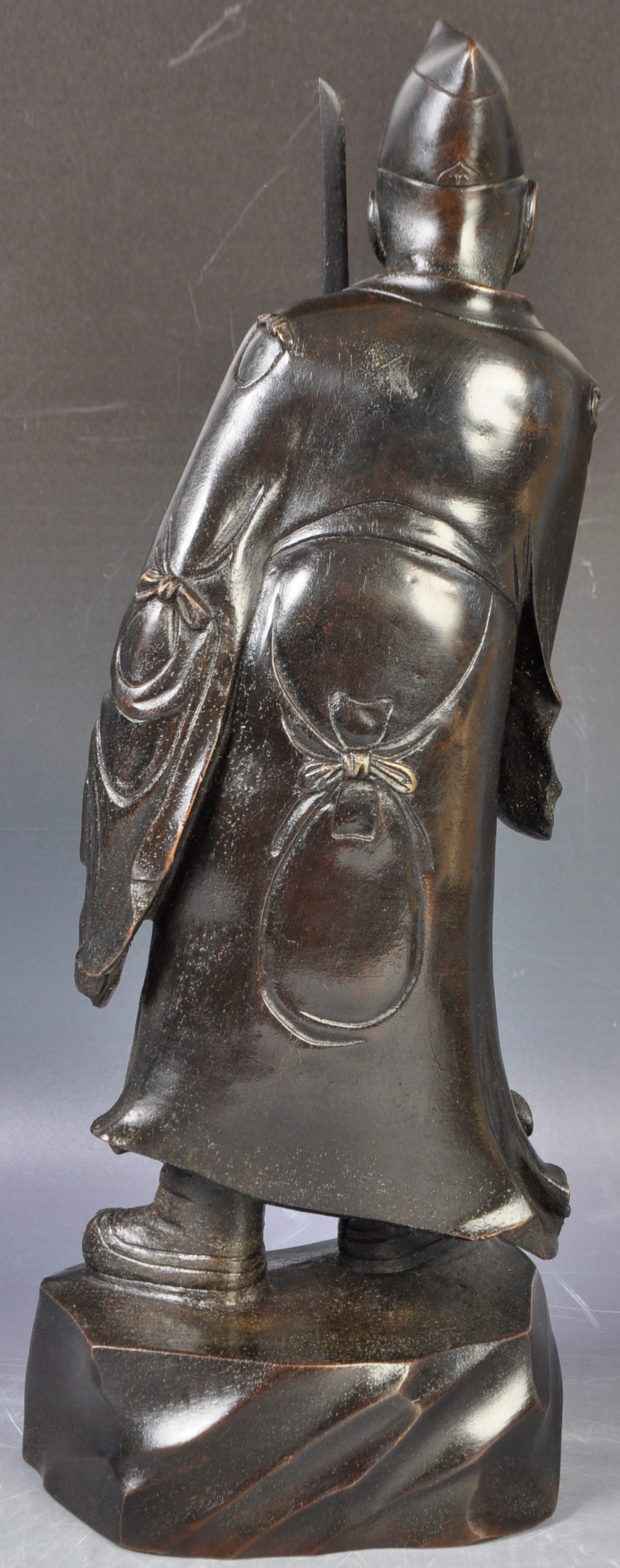 19TH CENTURY JAPANESE BRONZE FIGURE OF A KABUKI THEATRE ACTOR - Image 8 of 9