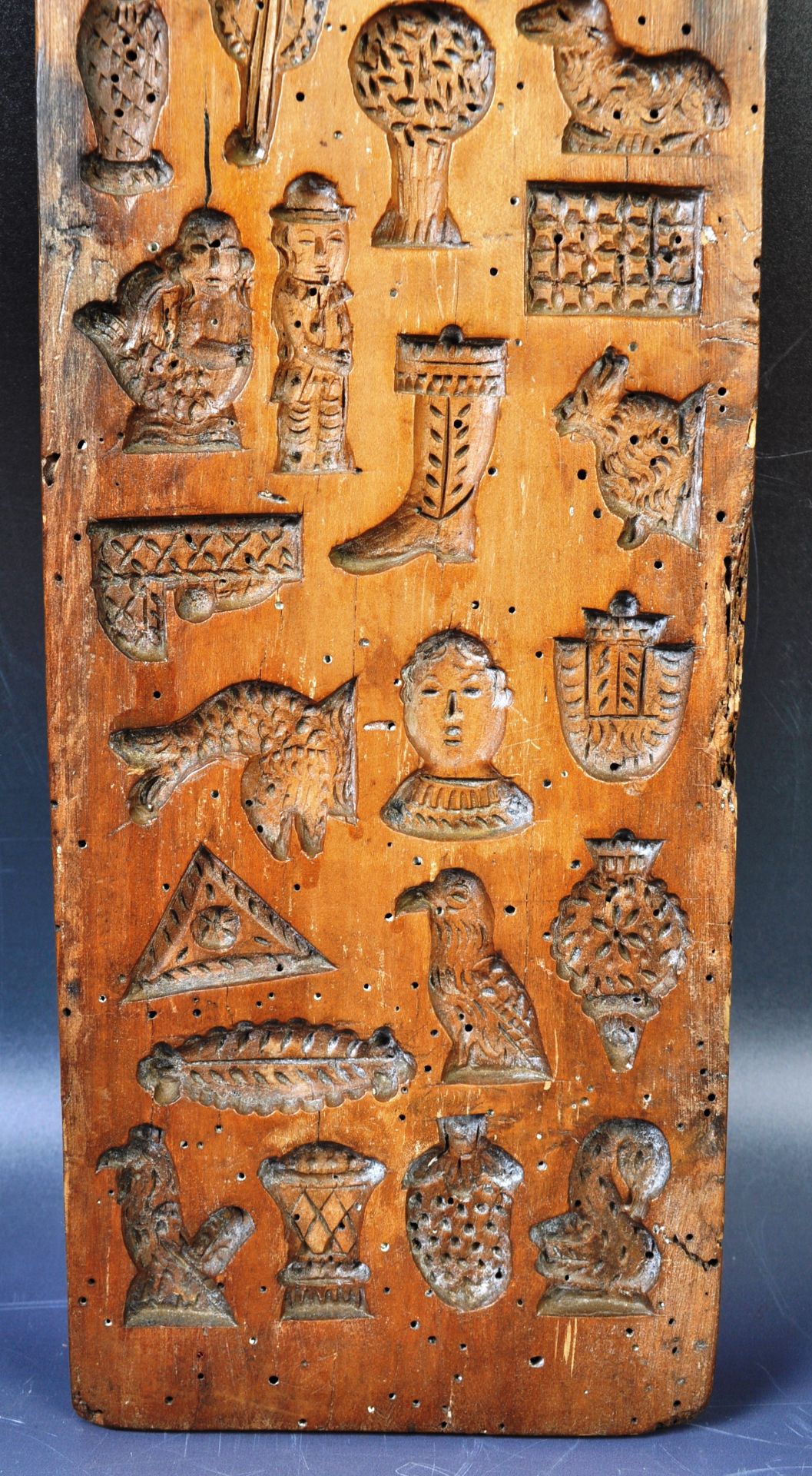 AN ANTIQUE 18TH CENTURY CARVED FRUITWOOD SWEET MOULD - Image 5 of 7