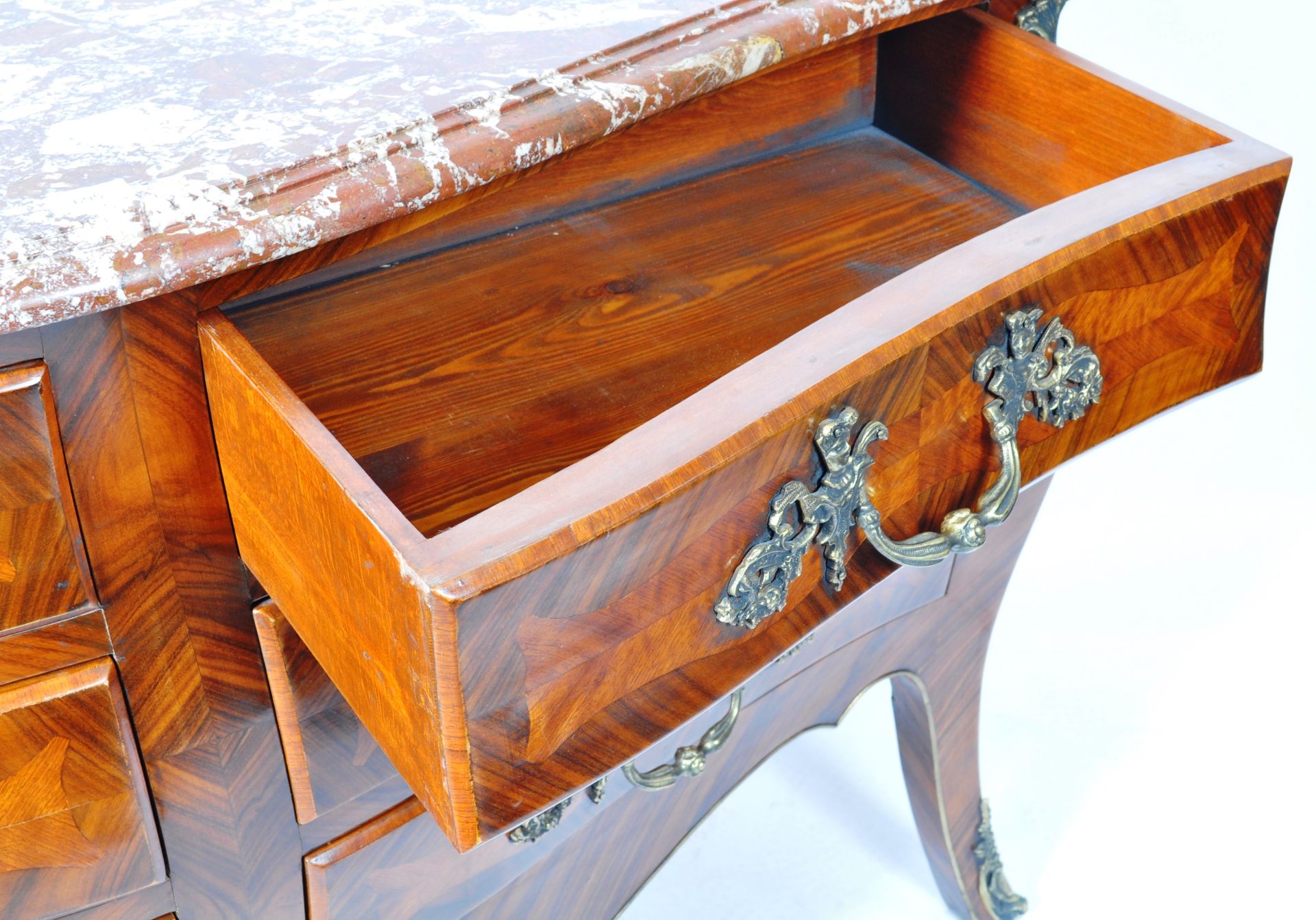 20TH CENTURY FRENCH WALNUT AND MARBLE TOPPED COMMODE BOMBE - Image 10 of 12