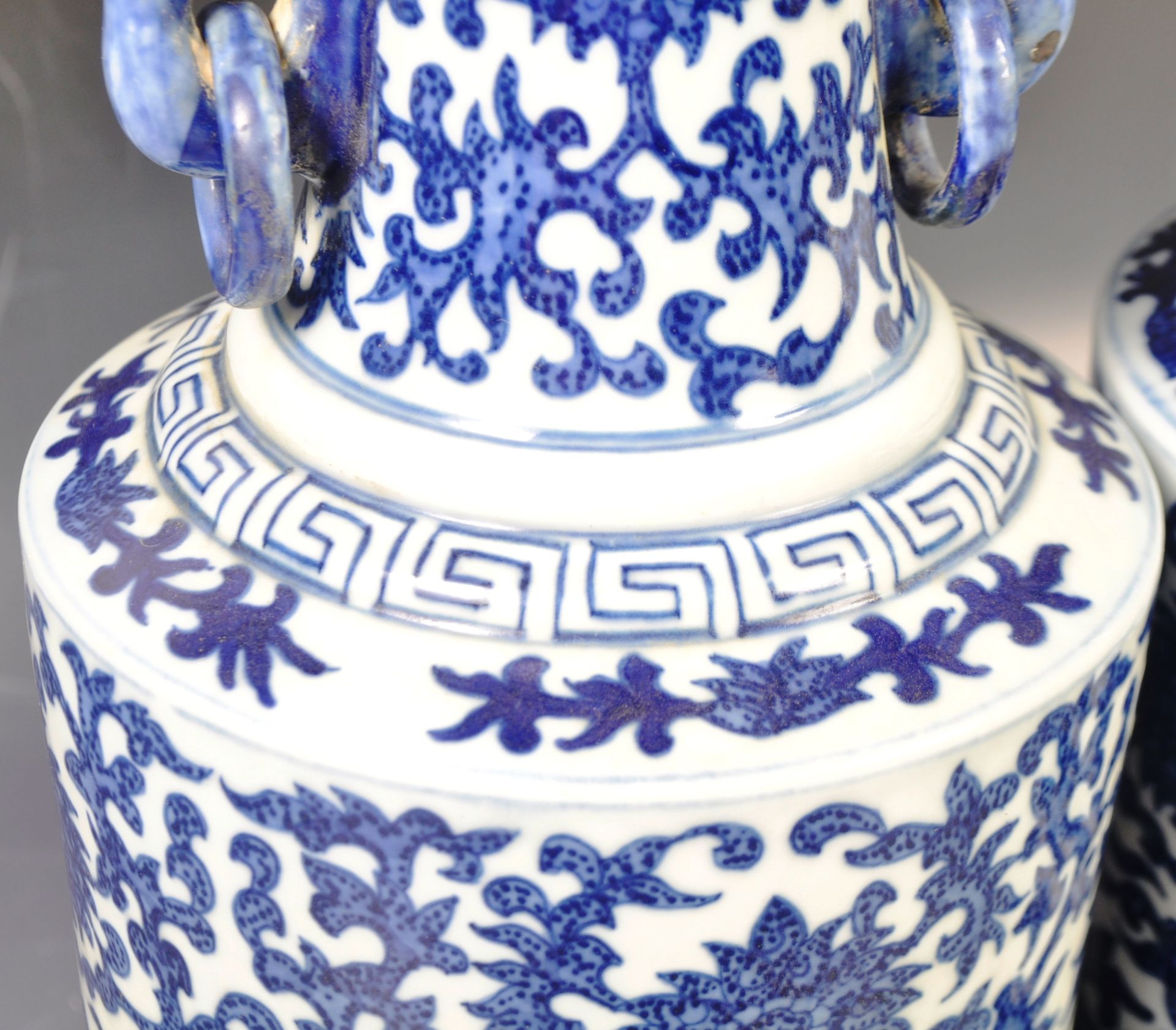 PAIR OF CHINESE QIANLONG MARK PORCELAIN BLUE AND WHITE VASES - Bild 5 aus 10