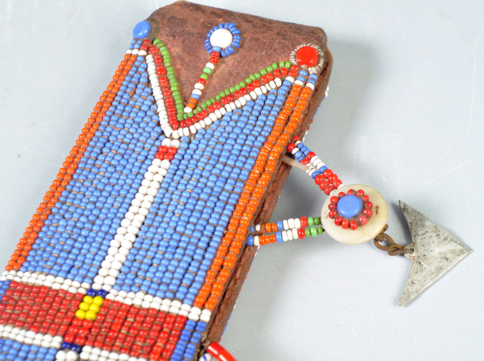 PAIR OF AFRICAN MAASAI TRIBE LEATHER AND BEADWORK EARRINGS - Bild 3 aus 10