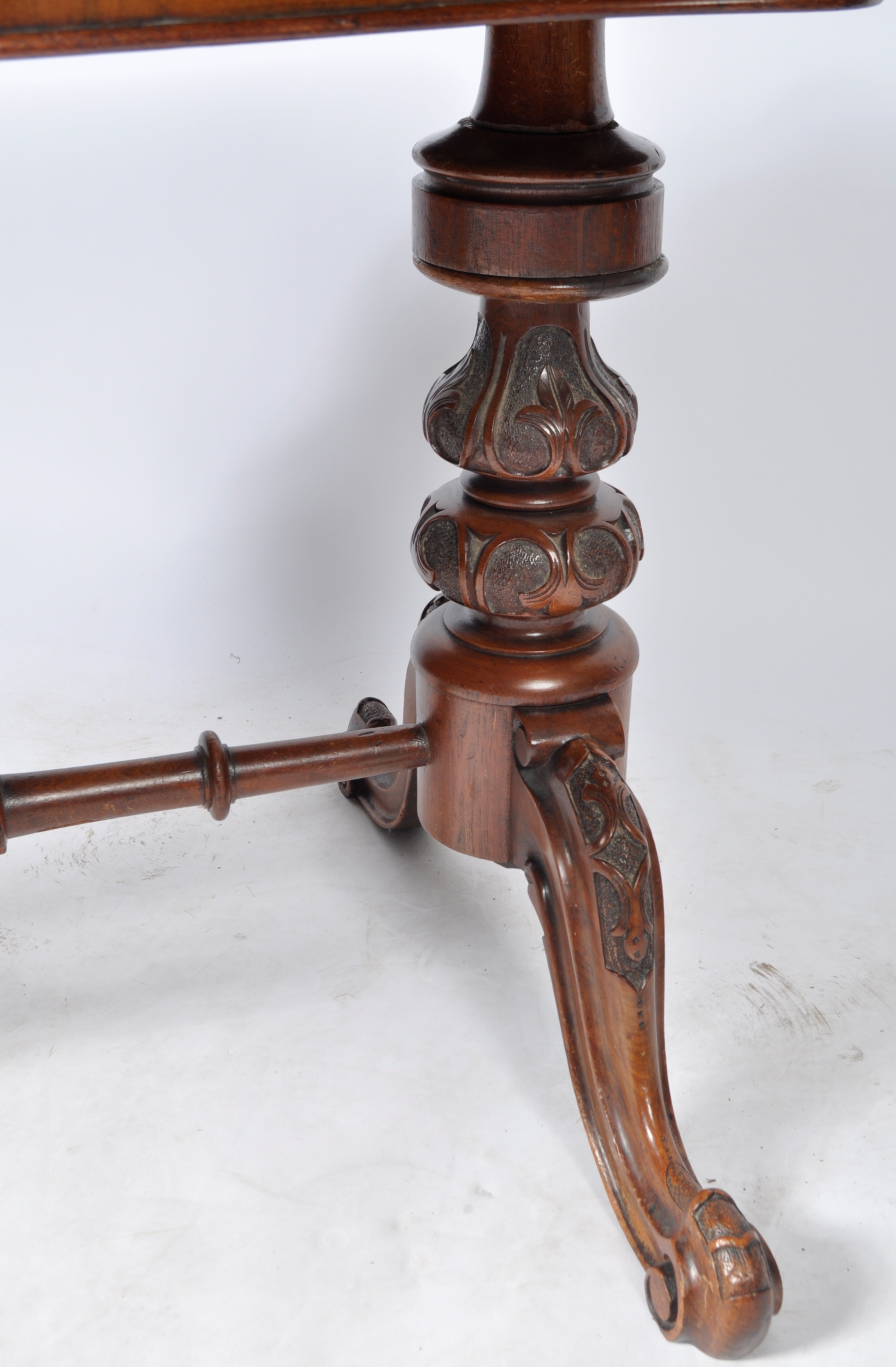 19TH CENTURY VICTORIAN ENGLISH WALNUT AND MARQUETRY TABLE - Image 5 of 6