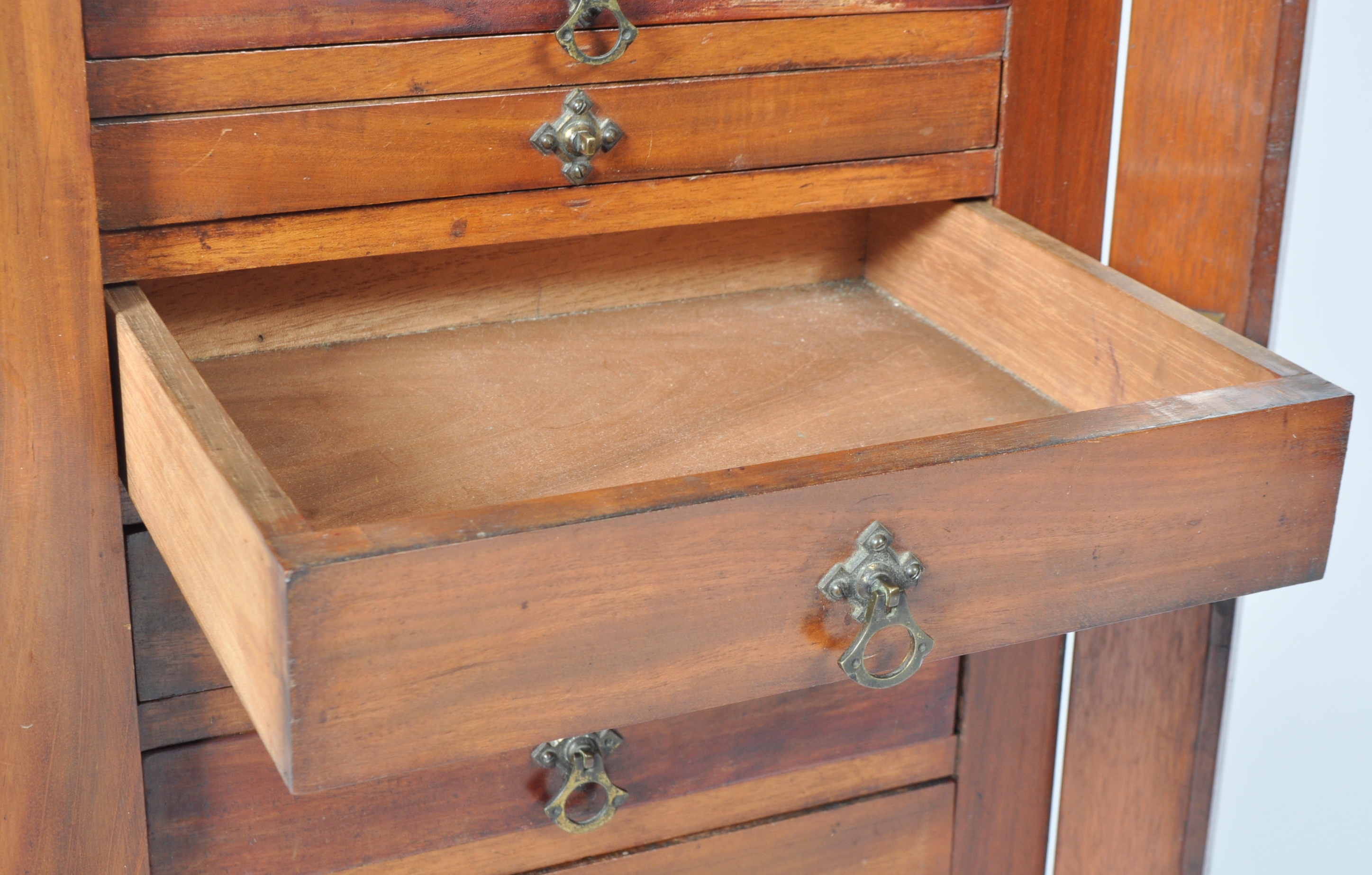 19TH CENTURY VICTORIAN WELLINGTON / SPECIMEN CHEST OF DRAWERS - Image 9 of 12