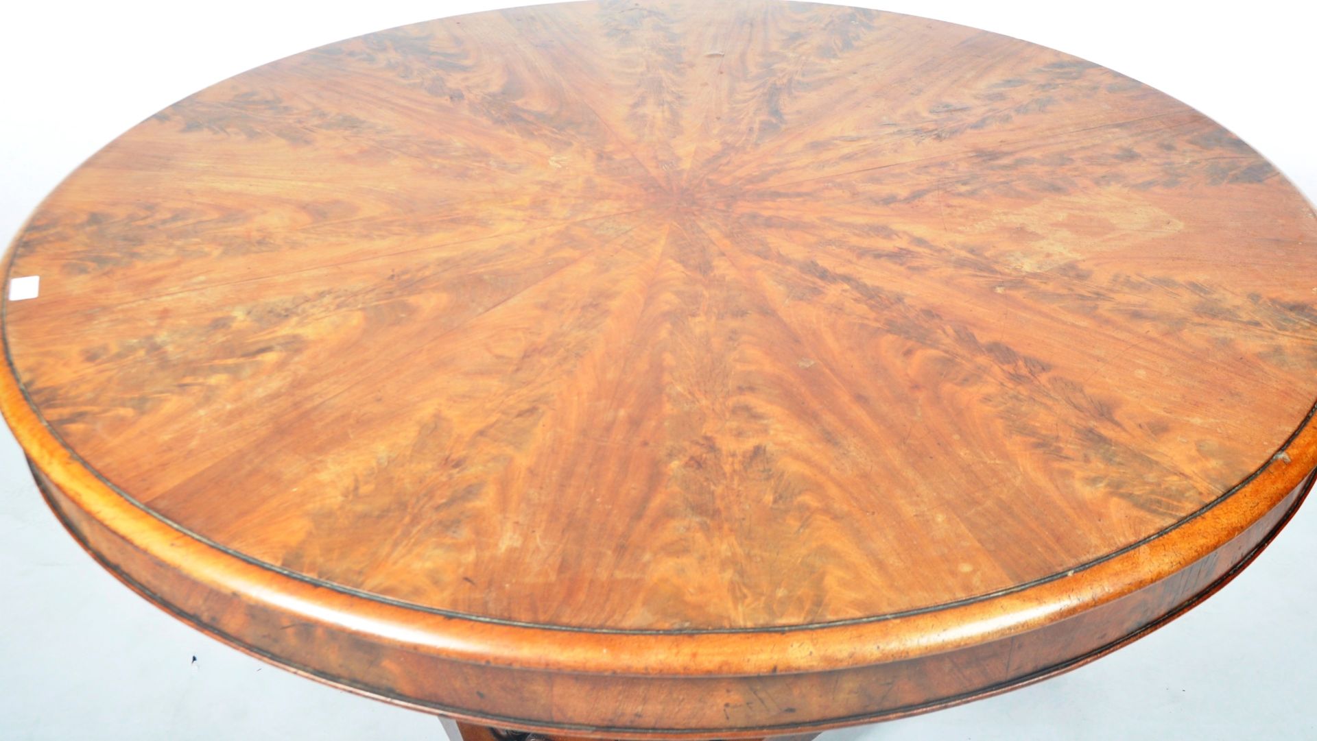 ANTIQUE 19TH CENTURY FEATHERED MAHOGANY TILT TOP DINING TABLE - Image 4 of 6