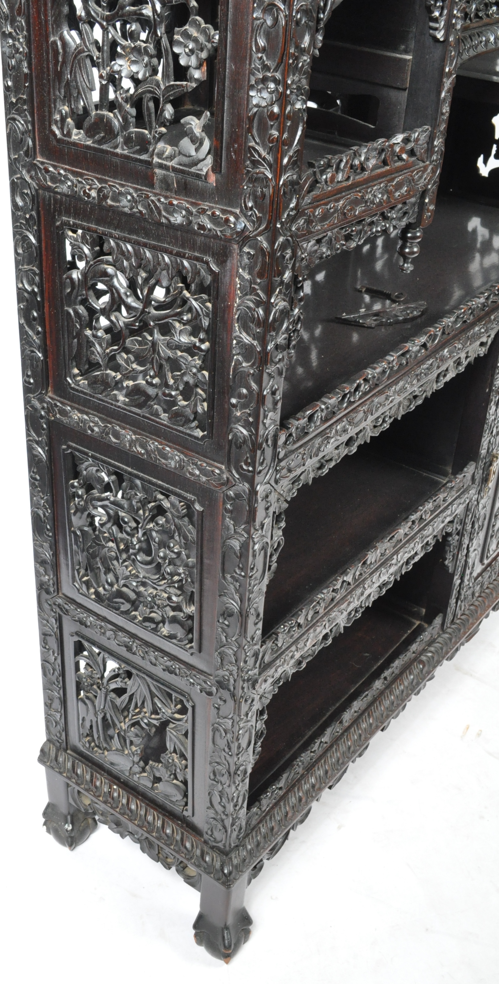 IMPRESSIVE 19TH CENTURY CHINESE CARVED HARDWOOD DISPLAY CABINET - Image 5 of 18
