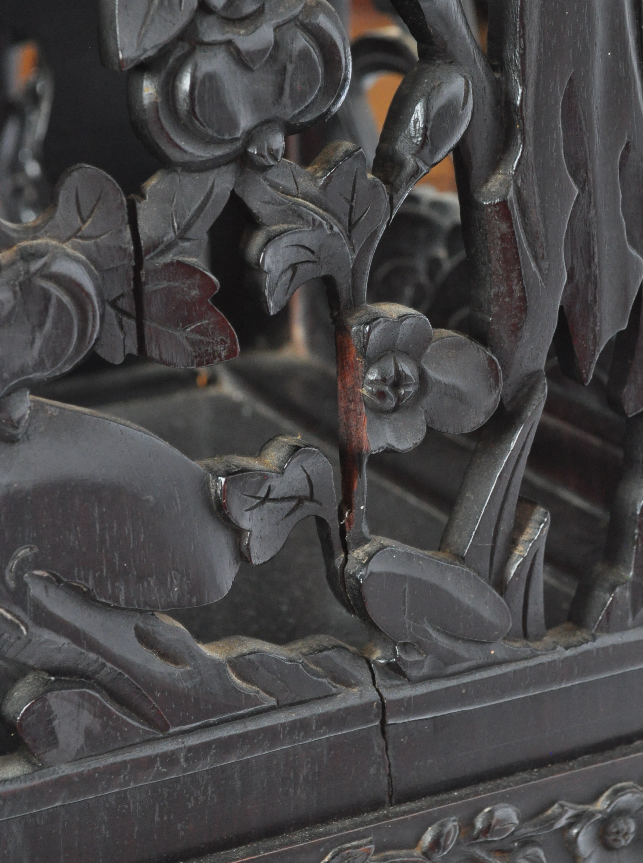 IMPRESSIVE 19TH CENTURY CHINESE CARVED HARDWOOD DISPLAY CABINET - Image 17 of 18