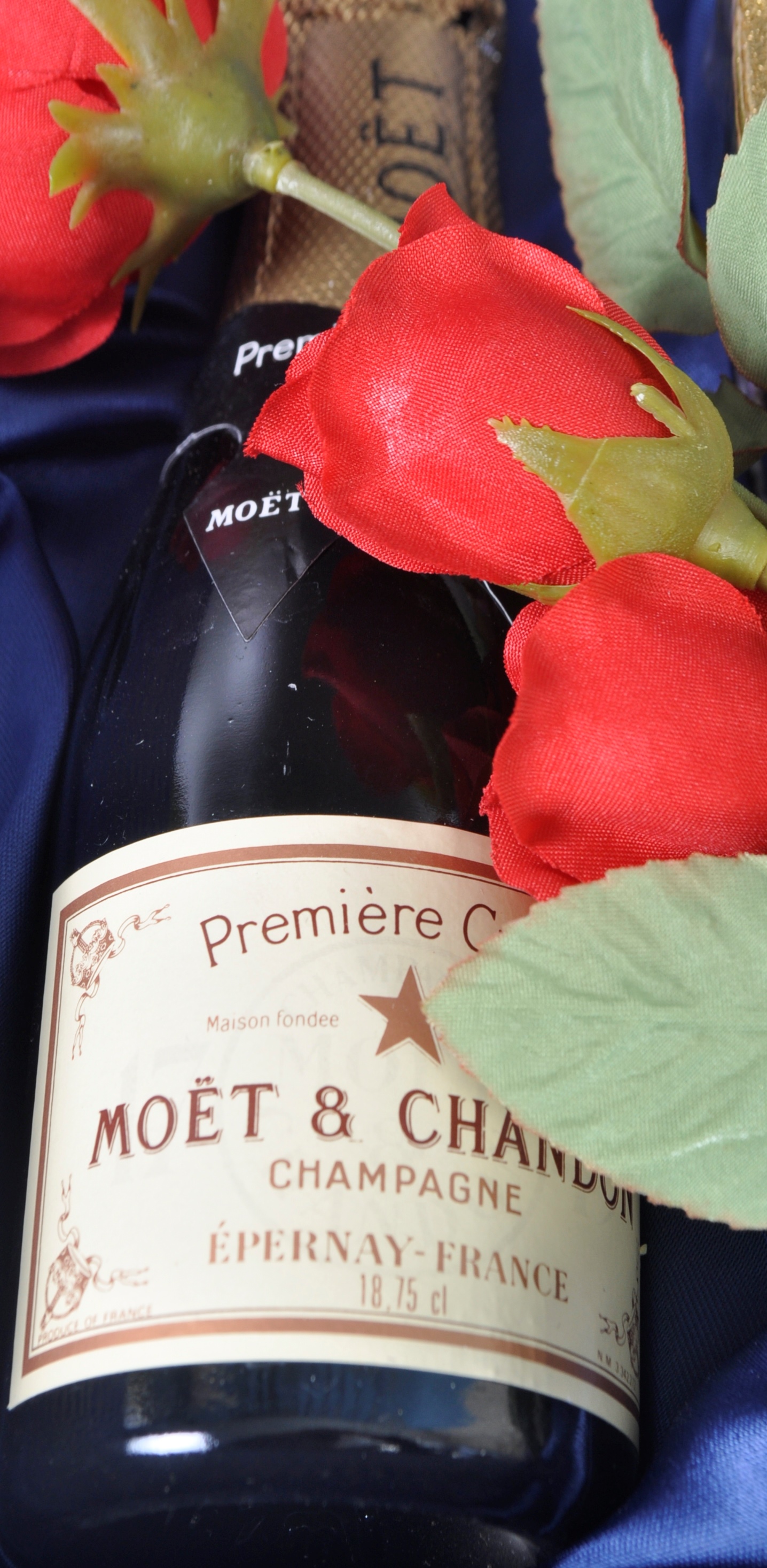 MOET & CHANDON CASED CHAMPAGNE PRESENTATION SET - Image 3 of 5