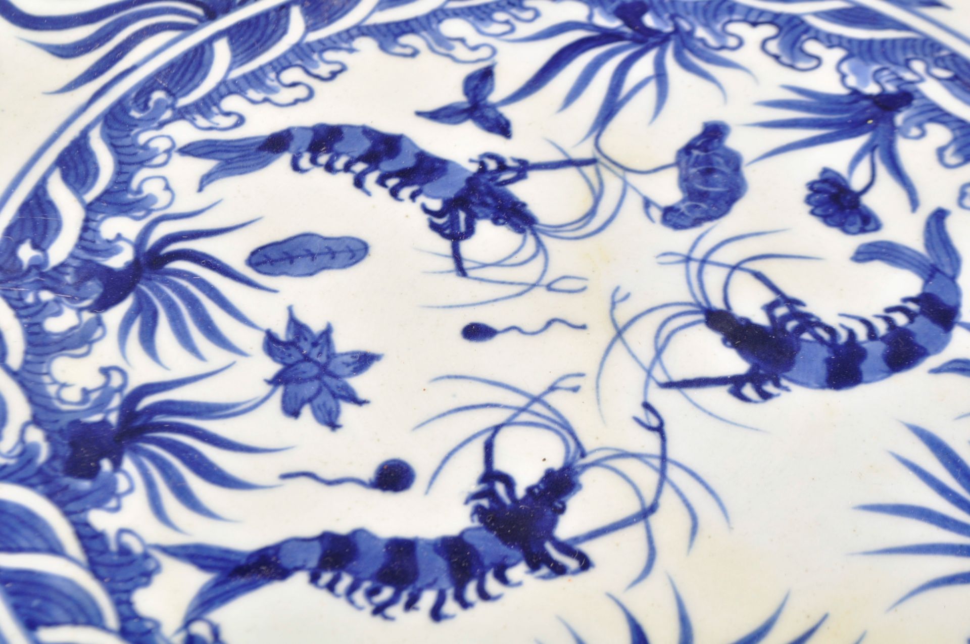LARGE CHINESE XUANDE MARK BLUE AND WHITE CRAYFISH PATTERN 16" DISH - Bild 3 aus 7
