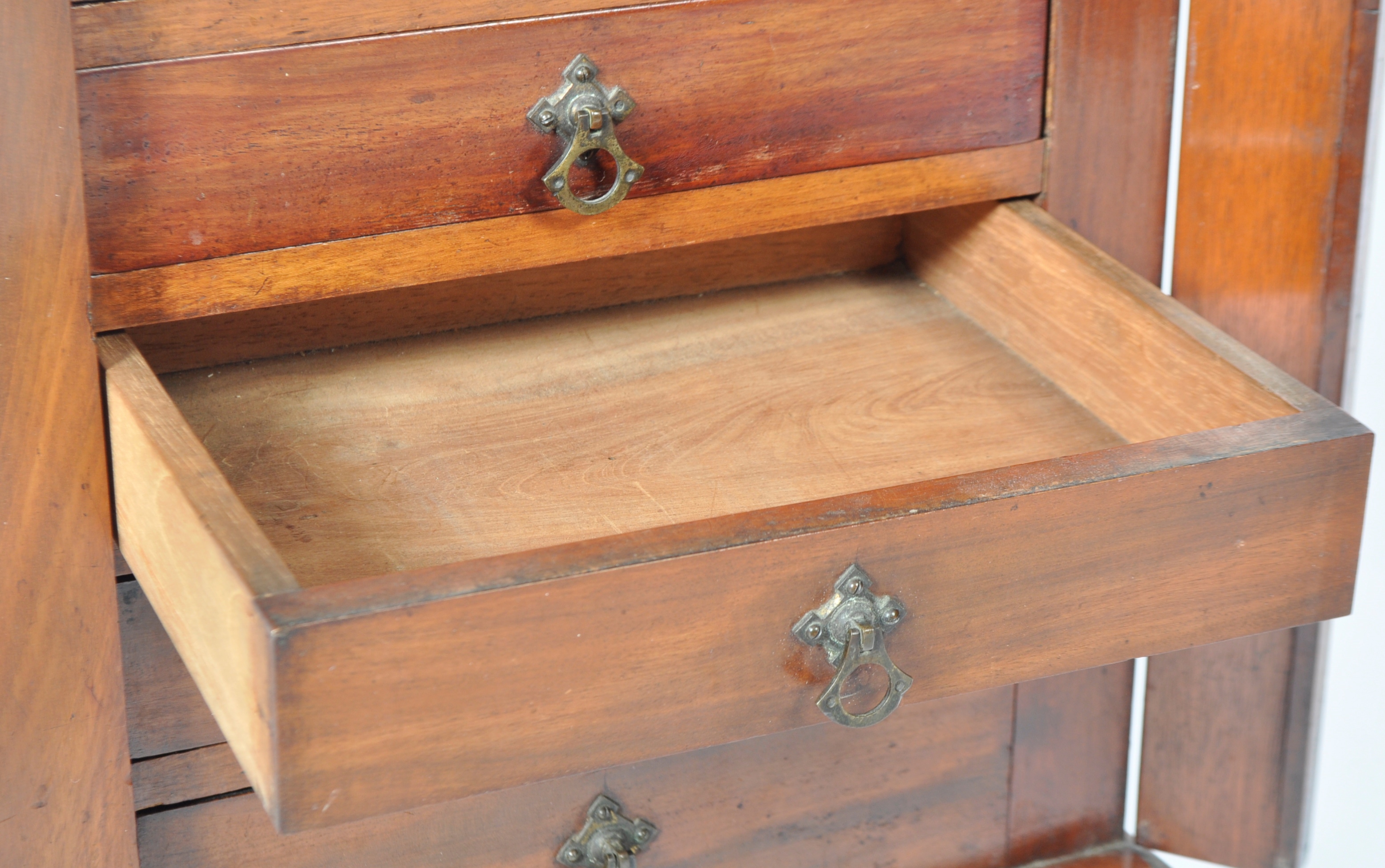 19TH CENTURY VICTORIAN WELLINGTON / SPECIMEN CHEST OF DRAWERS - Image 11 of 12