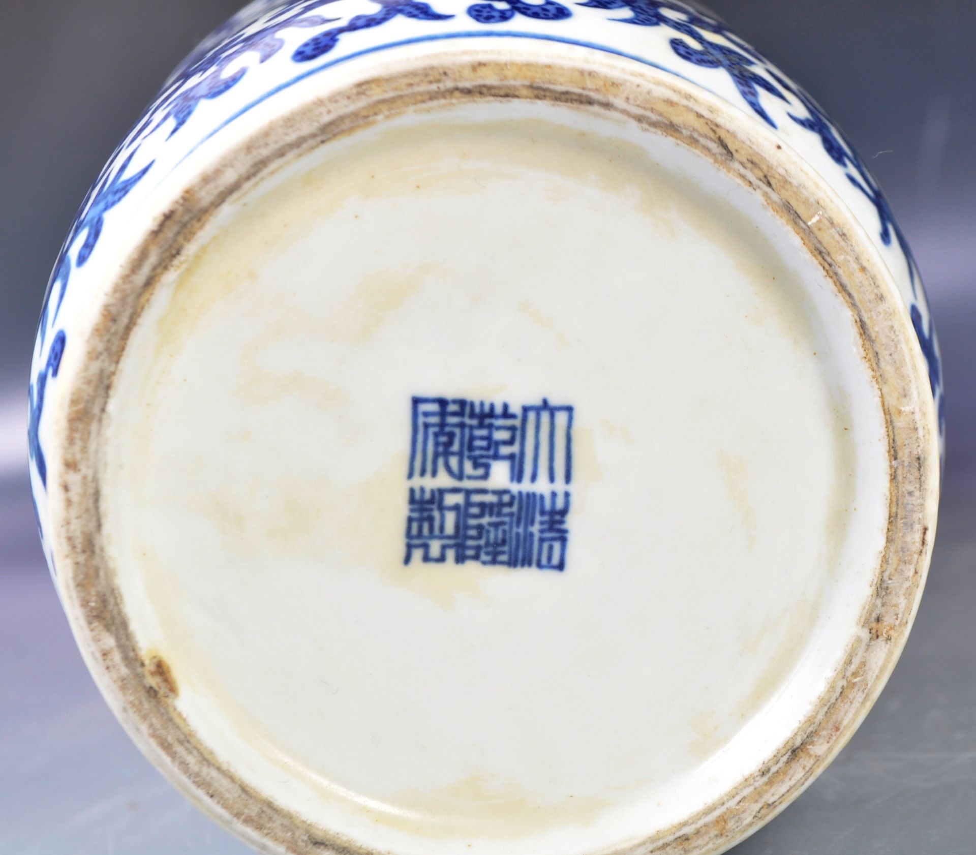 PAIR OF CHINESE QIANLONG MARK PORCELAIN BLUE AND WHITE VASES - Bild 8 aus 10