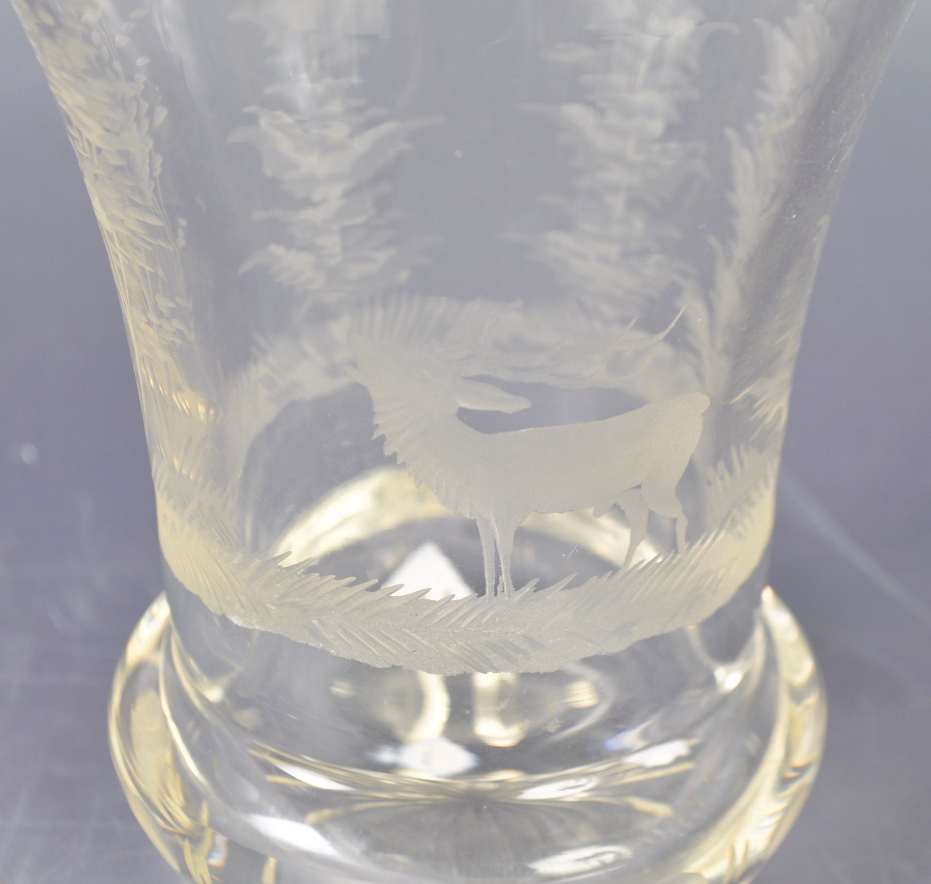 ANTIQUE 19TH CENTURY GLASS ENGRAVED DEER TUMBLER - Bild 3 aus 5