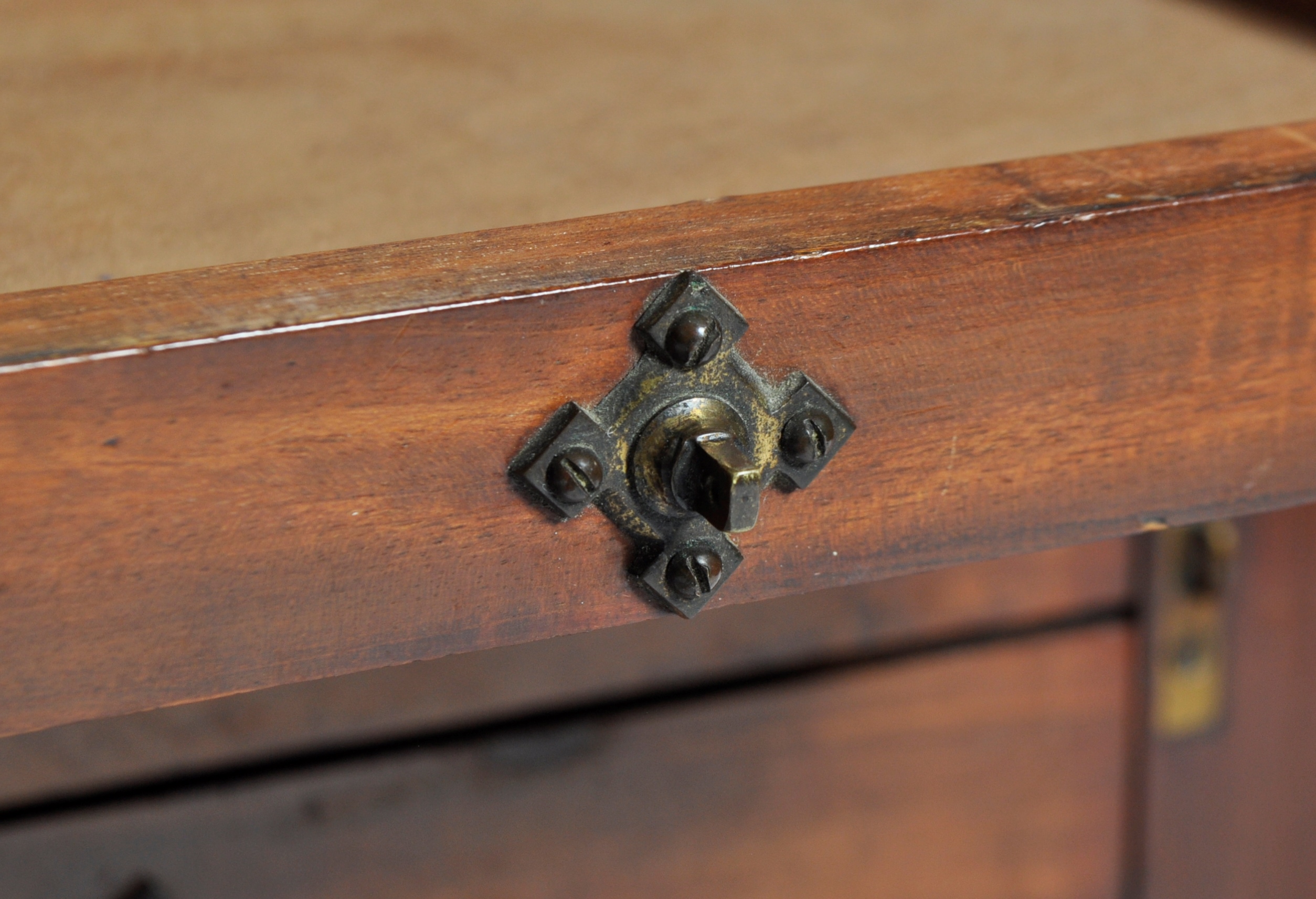 19TH CENTURY VICTORIAN WELLINGTON / SPECIMEN CHEST OF DRAWERS - Image 8 of 12