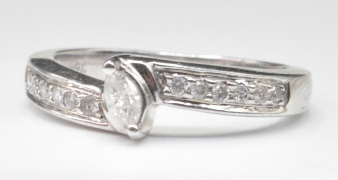 WHITE GOLD AND DIAMOND CROSSOVER RING - Image 3 of 8