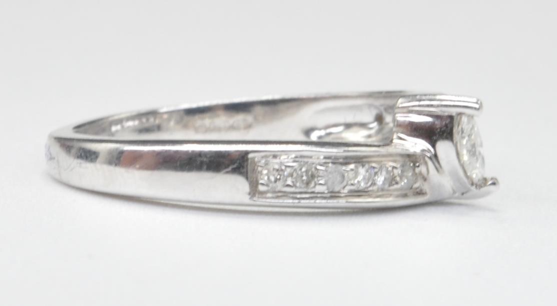 WHITE GOLD AND DIAMOND CROSSOVER RING - Image 4 of 8