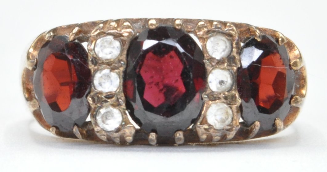 9CT GOLD GARNET & WHITE STONE RING