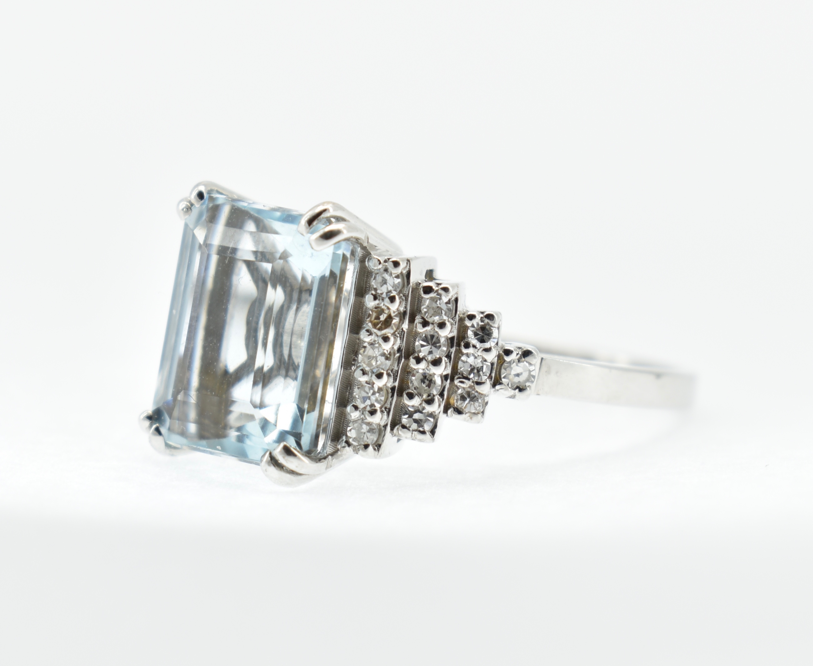 18CT WHITE GOLD AQUAMARINE & DIAMOND RING - Image 4 of 6