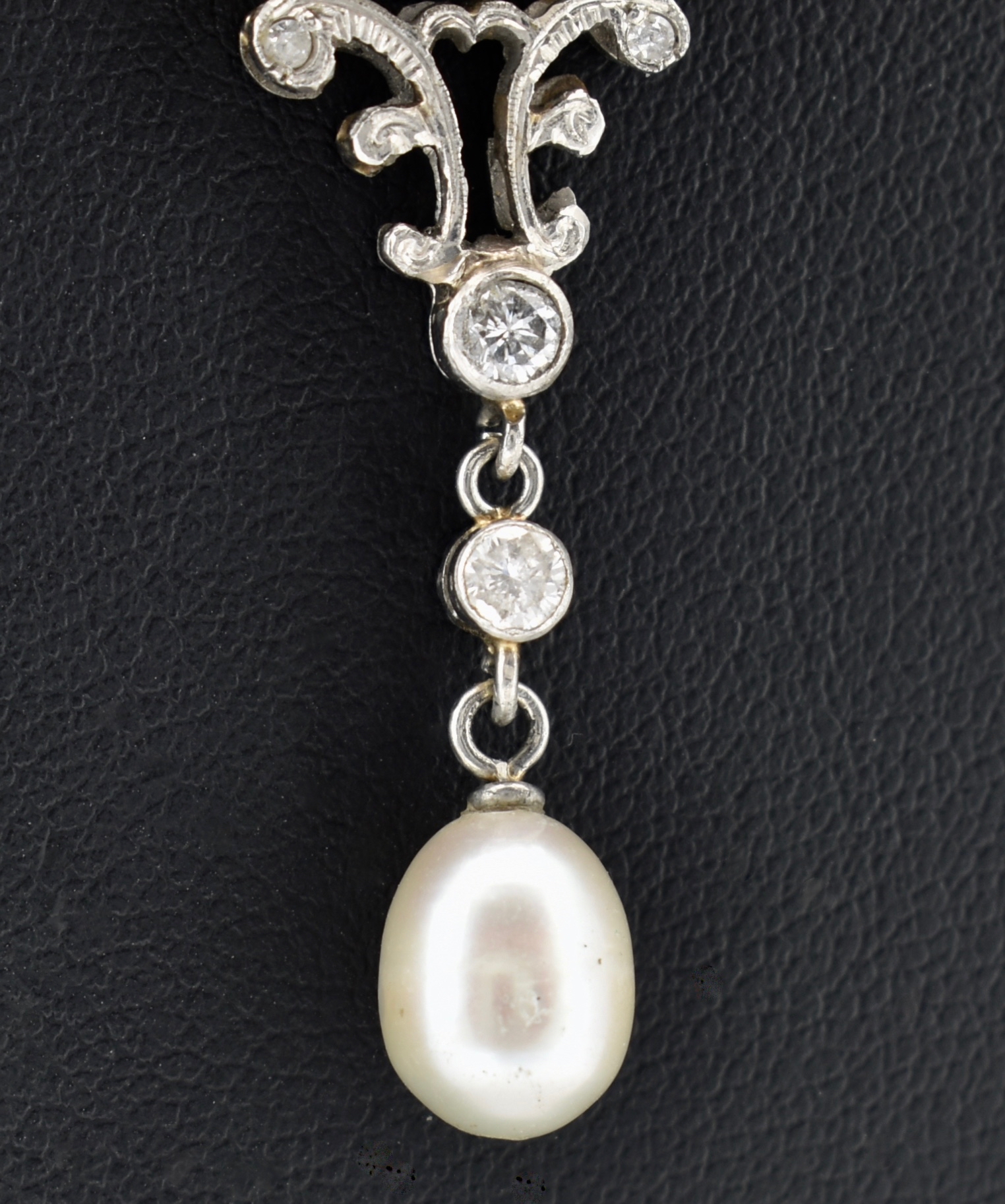 18CT GOLD PEARL & ENAMEL DIAMOND PENDANT NECKLACE - Image 3 of 4