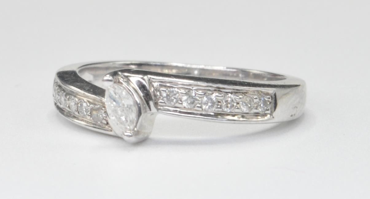 WHITE GOLD AND DIAMOND CROSSOVER RING - Image 2 of 8