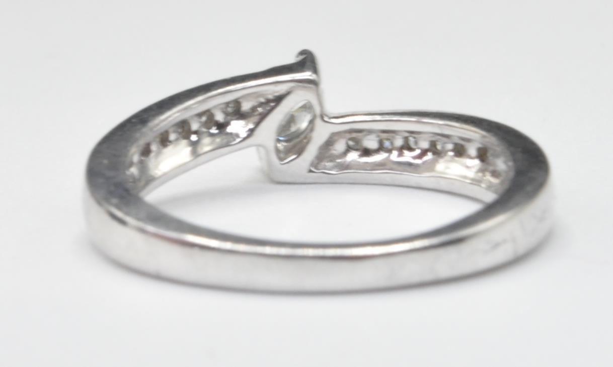 WHITE GOLD AND DIAMOND CROSSOVER RING - Image 5 of 8
