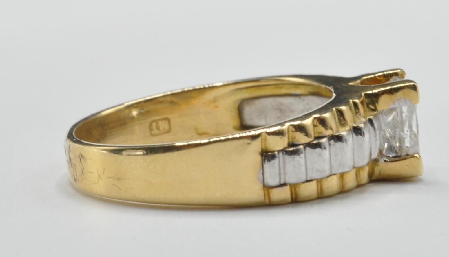 GENTLEMAN'S 18CT GOLD AND DIAMOND RING - Image 4 of 7