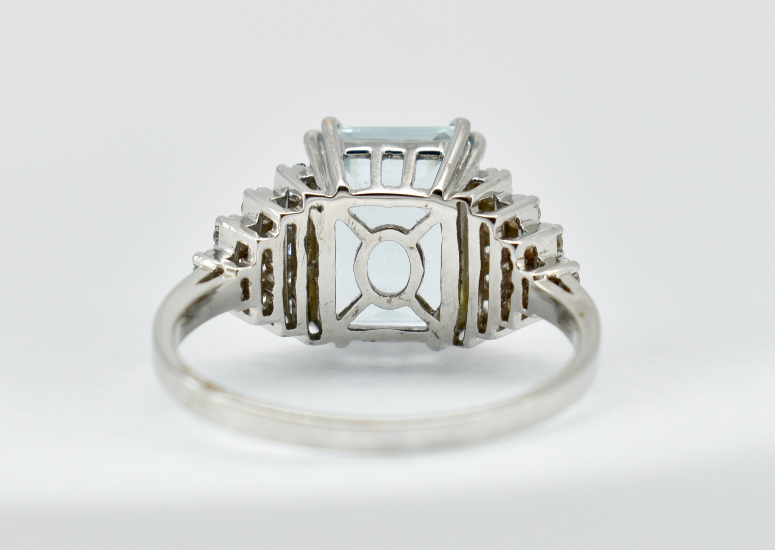 18CT WHITE GOLD AQUAMARINE & DIAMOND RING - Image 5 of 6