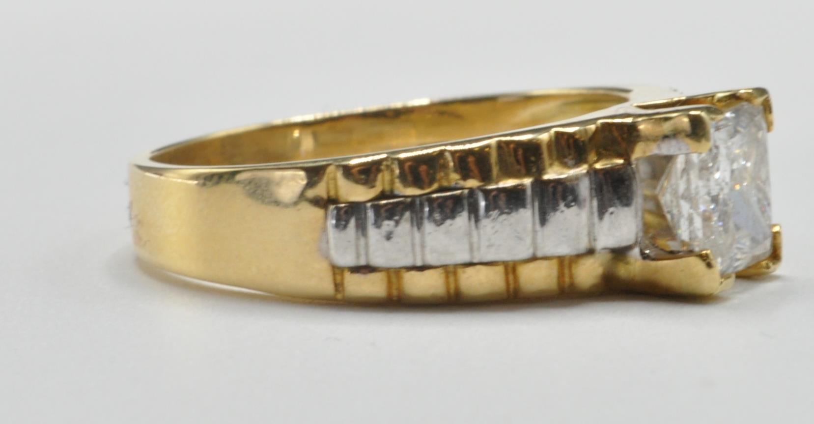 GENTLEMAN'S 18CT GOLD AND DIAMOND RING - Image 3 of 7