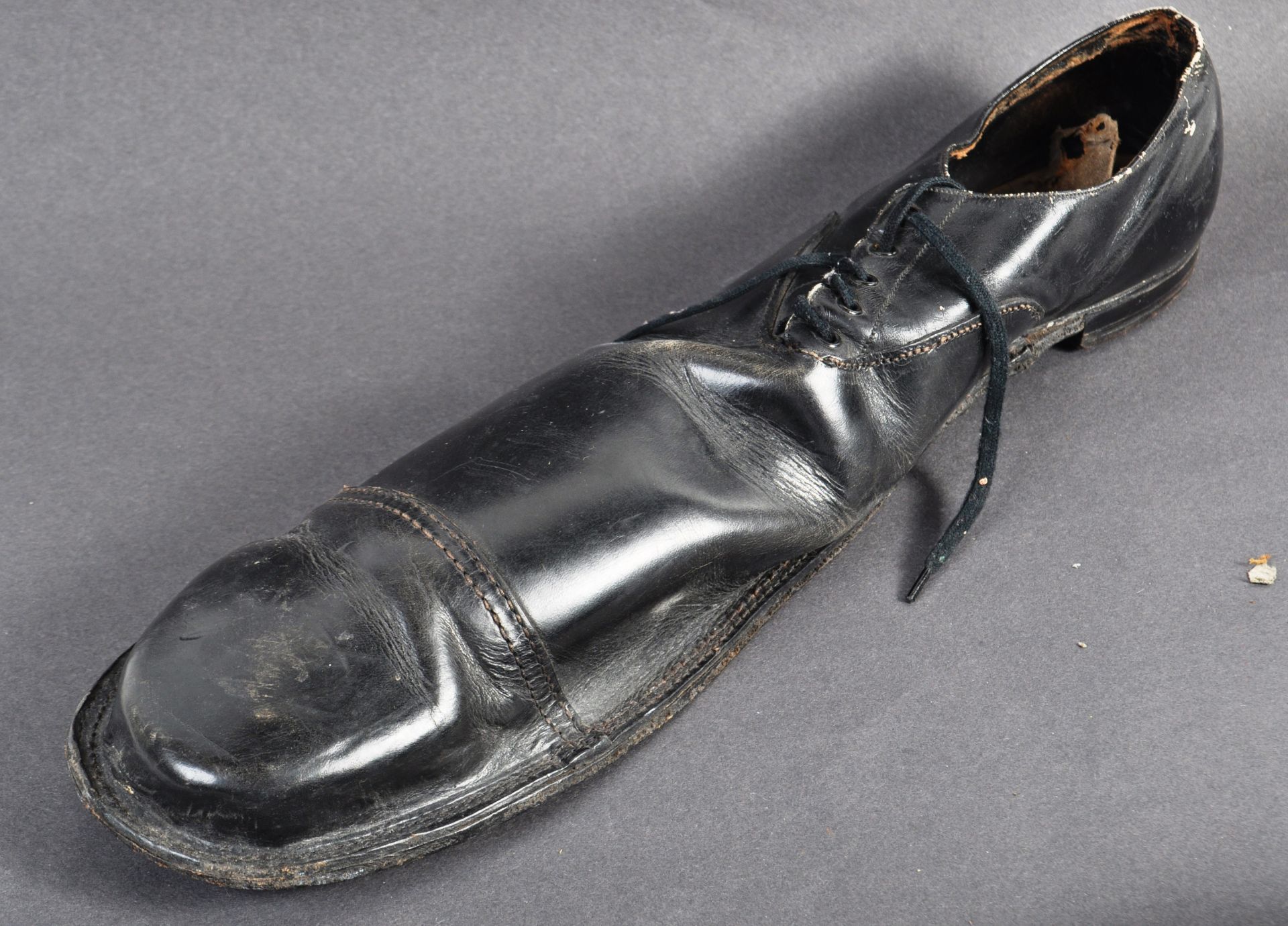 PAIR OF ANTIQUE LATE 19TH / EARLY 20TH CENTURY LEATHER CLOWN SHOES - Bild 6 aus 7
