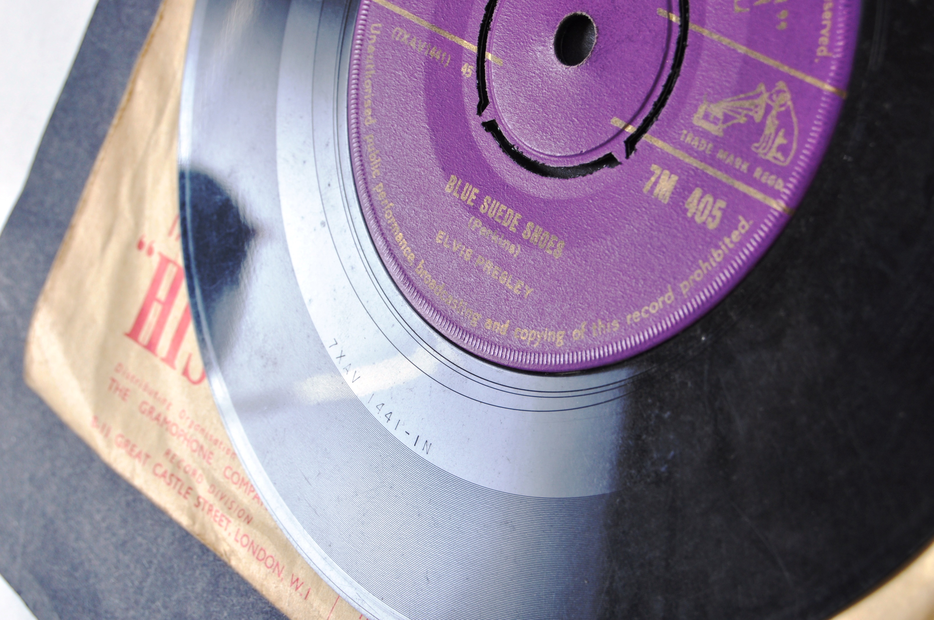 ELVIS PRESLEY - BLUE SUEDE SHOES HMV PURPLE LABEL 45 SINGLE - Image 4 of 4