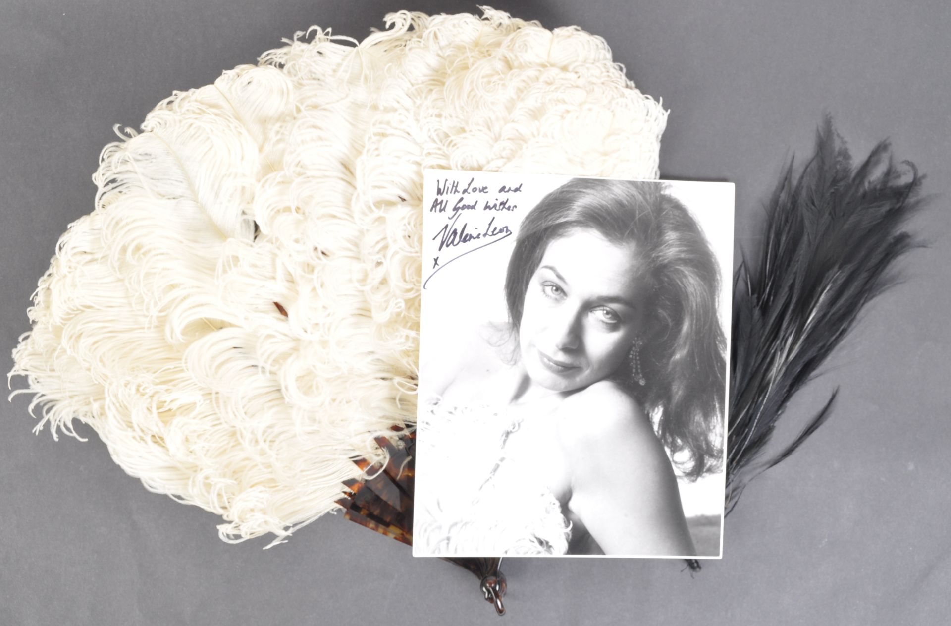 COLLECTION OF VALERIE LEON - PERSONALLY USED OSTRICH FEATHER FAN - Bild 7 aus 7