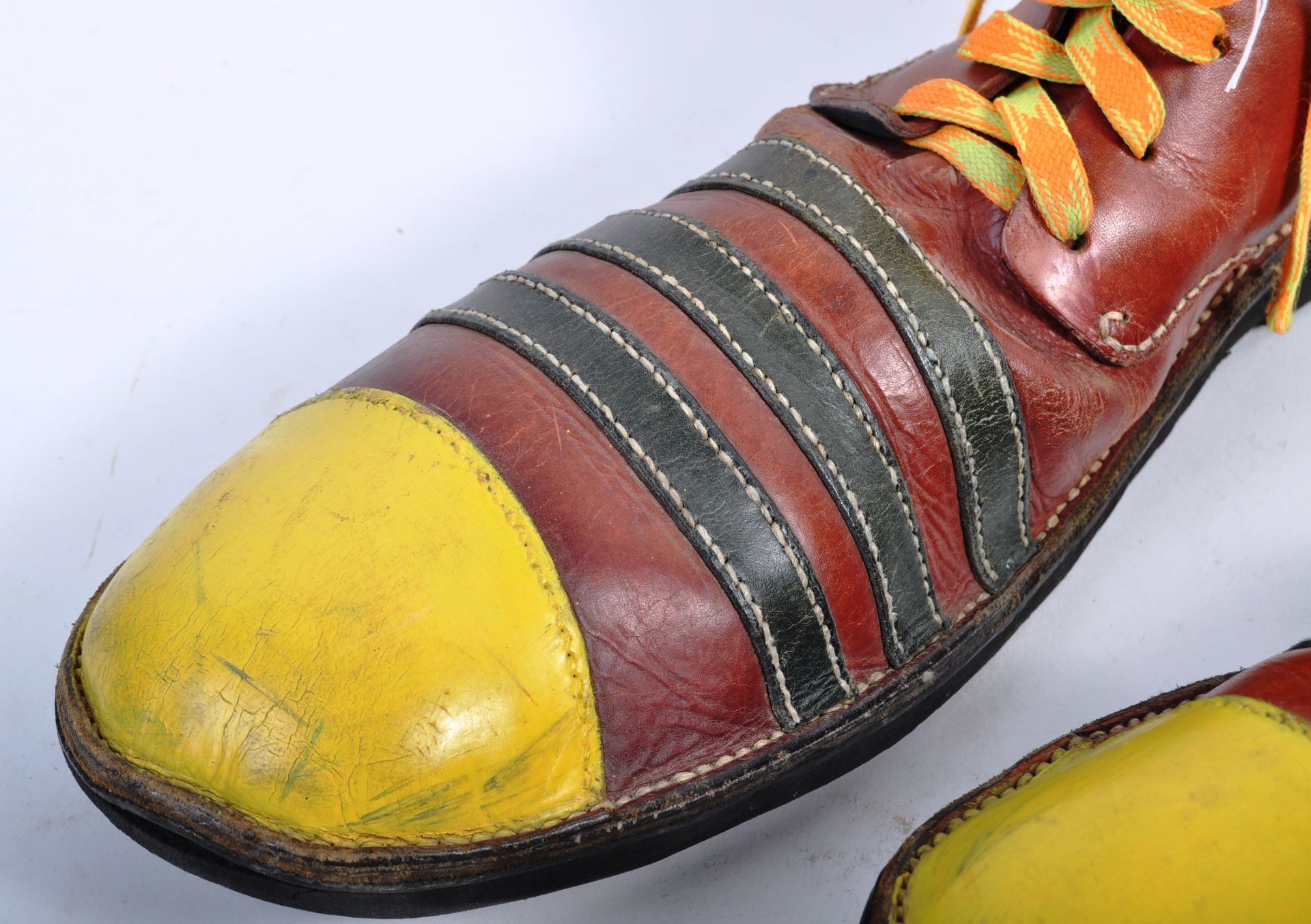 PAIR OF VINTAGE 20TH CENTURY OVERSIZED CLOWN SHOES - Image 2 of 5