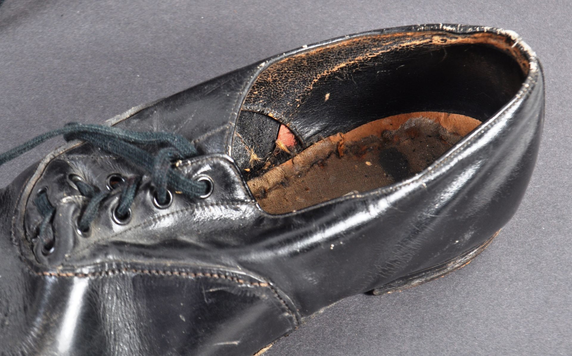 PAIR OF ANTIQUE LATE 19TH / EARLY 20TH CENTURY LEATHER CLOWN SHOES - Bild 2 aus 7