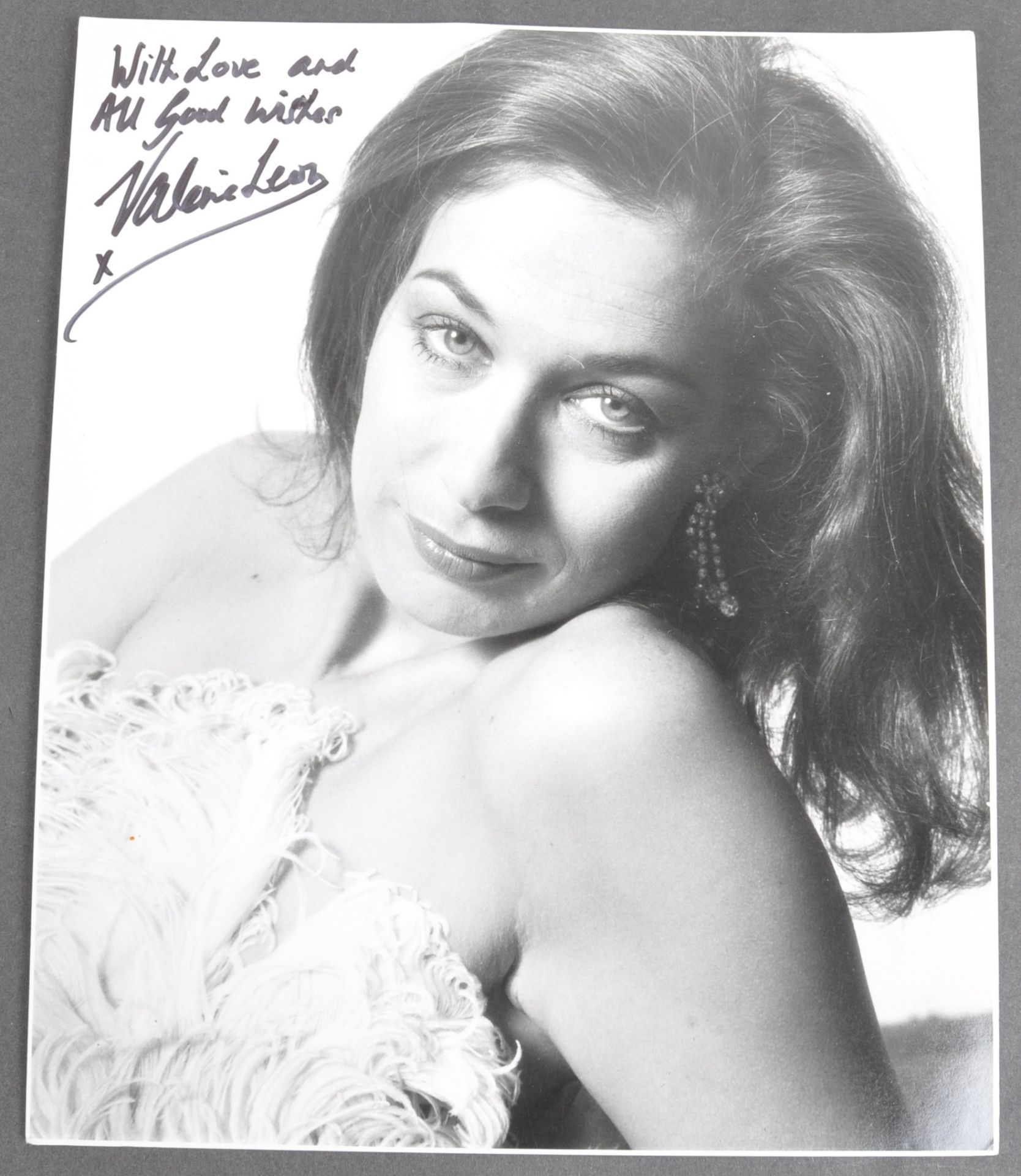 COLLECTION OF VALERIE LEON - PERSONALLY USED OSTRICH FEATHER FAN - Bild 2 aus 7