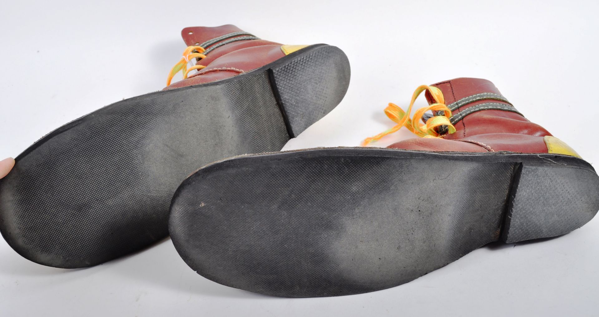 PAIR OF VINTAGE 20TH CENTURY OVERSIZED CLOWN SHOES - Image 4 of 5