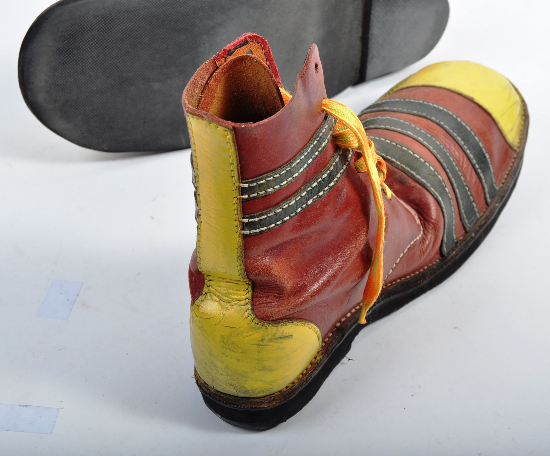 PAIR OF VINTAGE 20TH CENTURY OVERSIZED CLOWN SHOES - Image 5 of 5