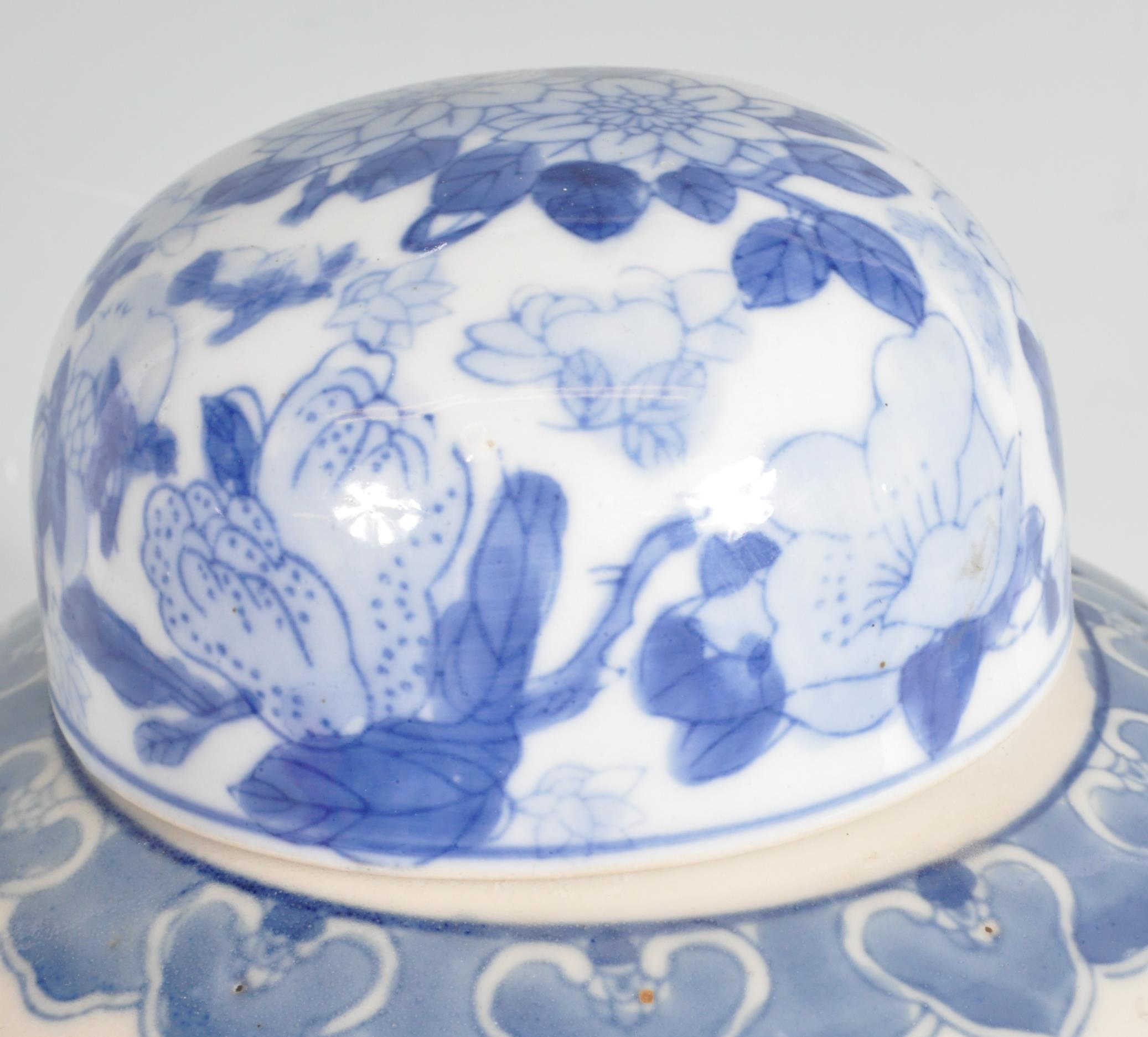 LARGE CHINESE 20TH CENTURY CERMAIC CHINESE BLUE AND WHITE GINGER JAR - Image 3 of 10