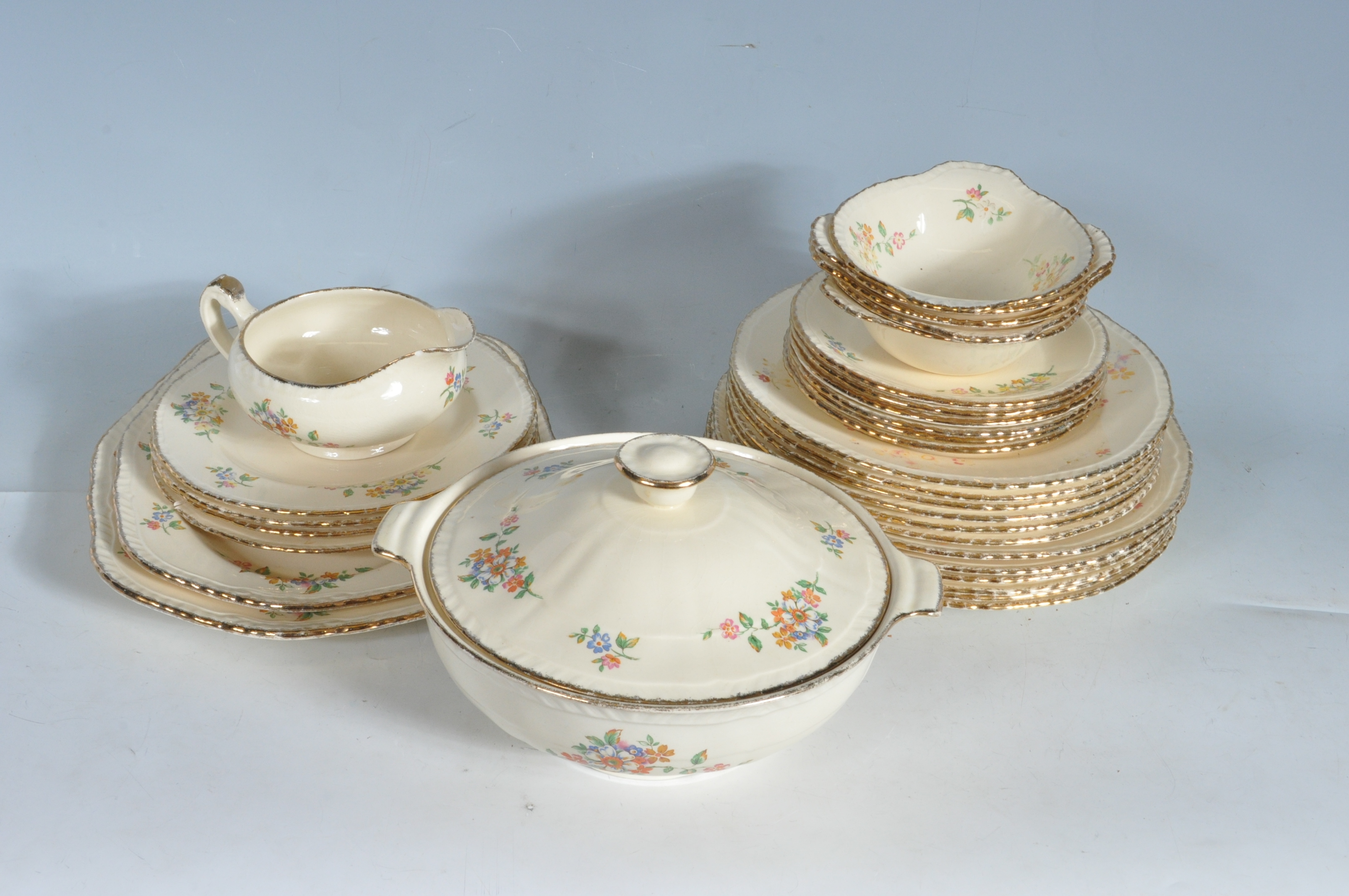 1940’S 31 PIECES ALFRED MEAKIN DINNER SERVICE