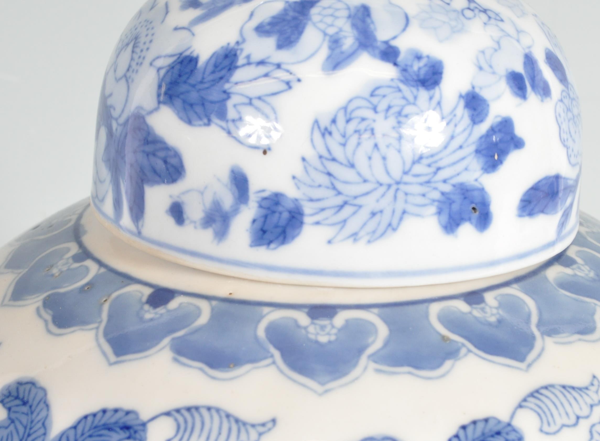 LARGE CHINESE 20TH CENTURY CERMAIC CHINESE BLUE AND WHITE GINGER JAR - Image 7 of 10