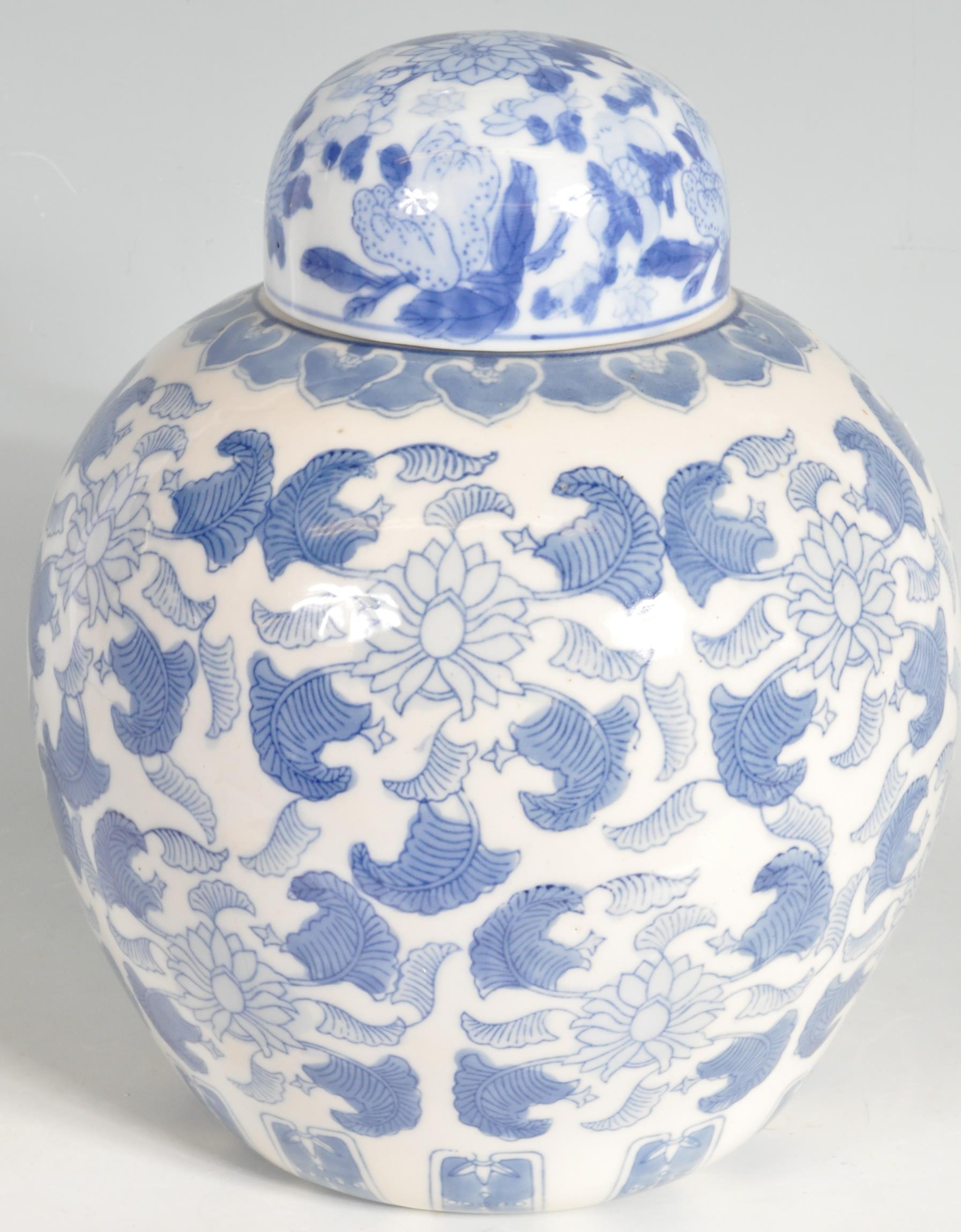 LARGE CHINESE 20TH CENTURY CERMAIC CHINESE BLUE AND WHITE GINGER JAR - Image 4 of 10