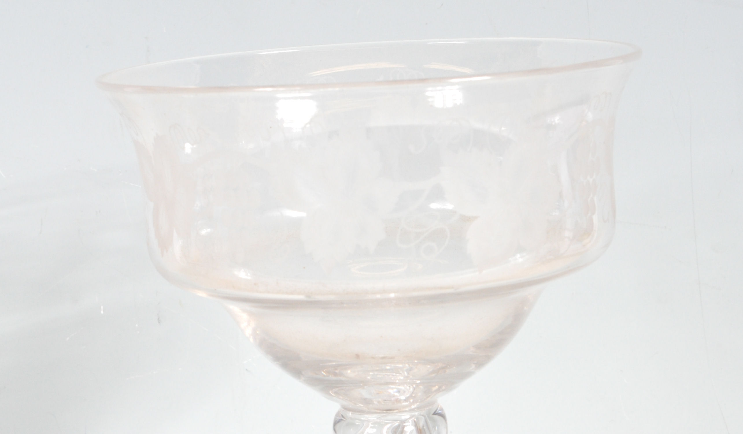 20TH CENTURY ETCHED GLASS CENTREPIECE BOWL. - Image 2 of 5