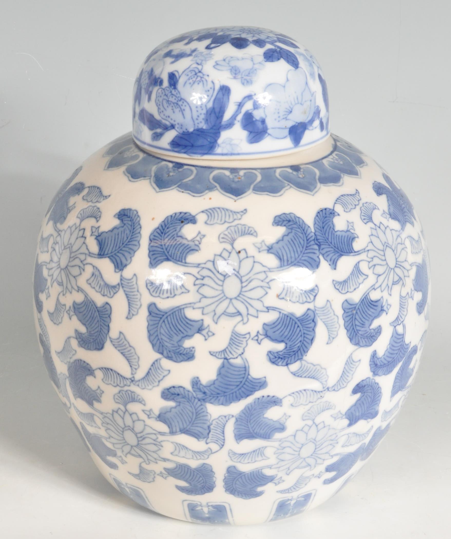 LARGE CHINESE 20TH CENTURY CERMAIC CHINESE BLUE AND WHITE GINGER JAR - Image 2 of 10