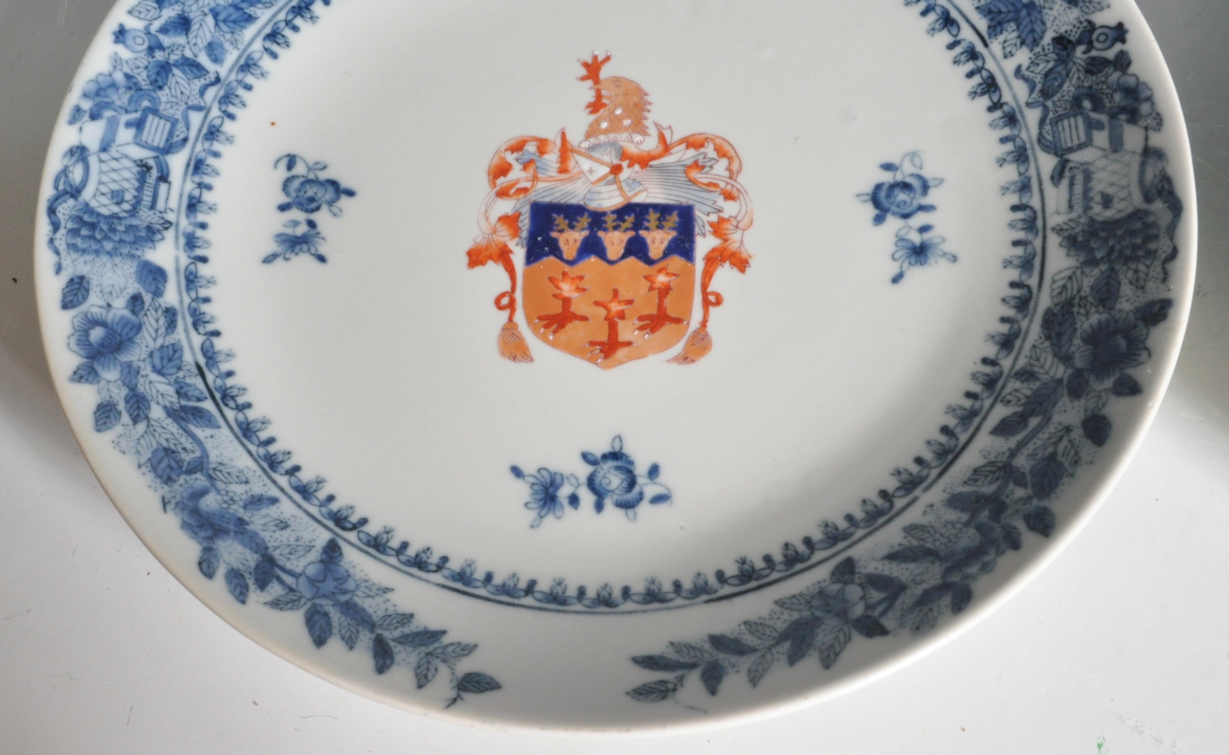 PAIR OF 20TH CENTURY CHINESE BLUE AND WHITE PLATES - Image 4 of 10