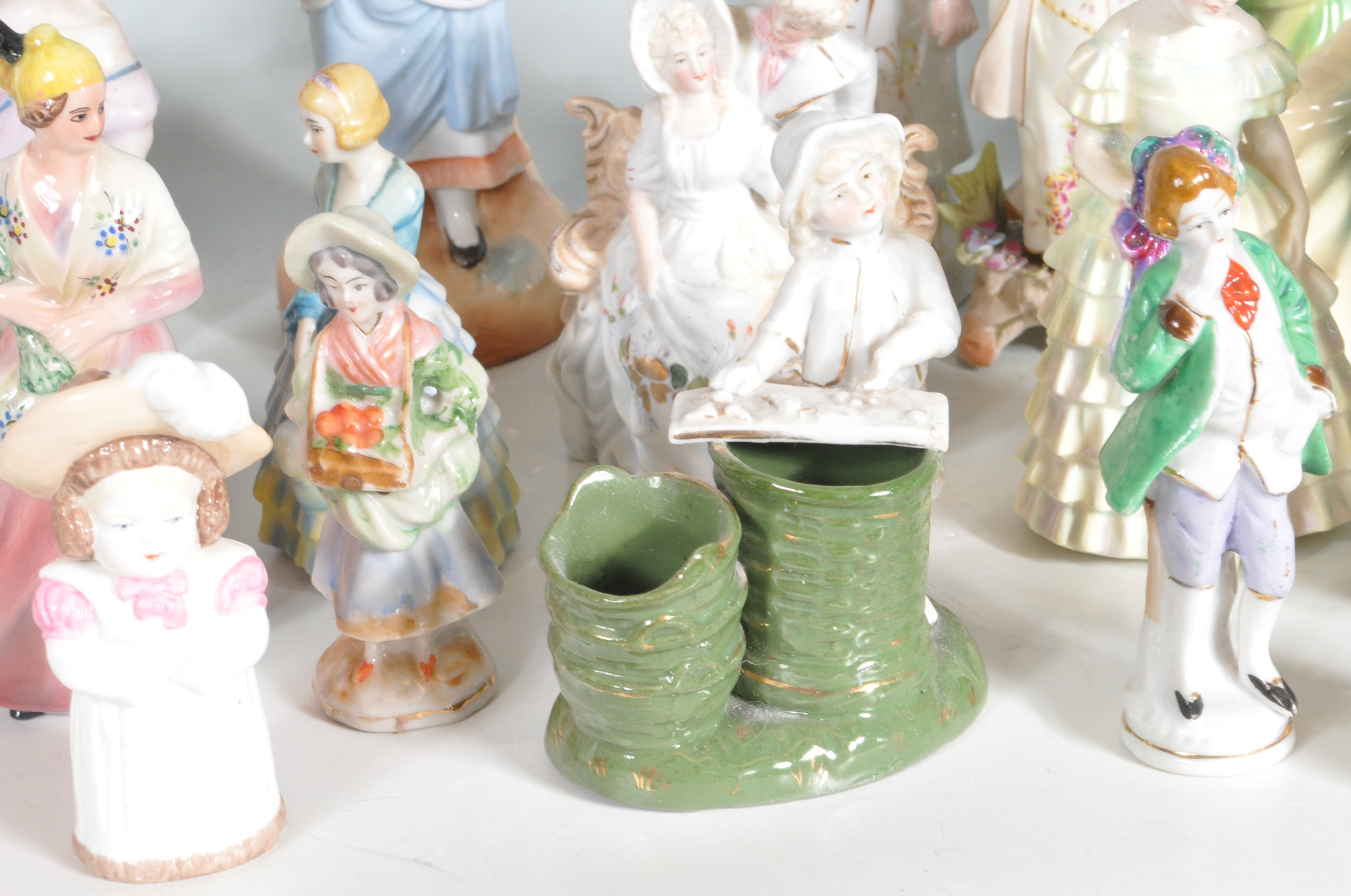 LARGE COLLECTION OF VINTAGE CERMARIC FIGURINES - Image 2 of 7