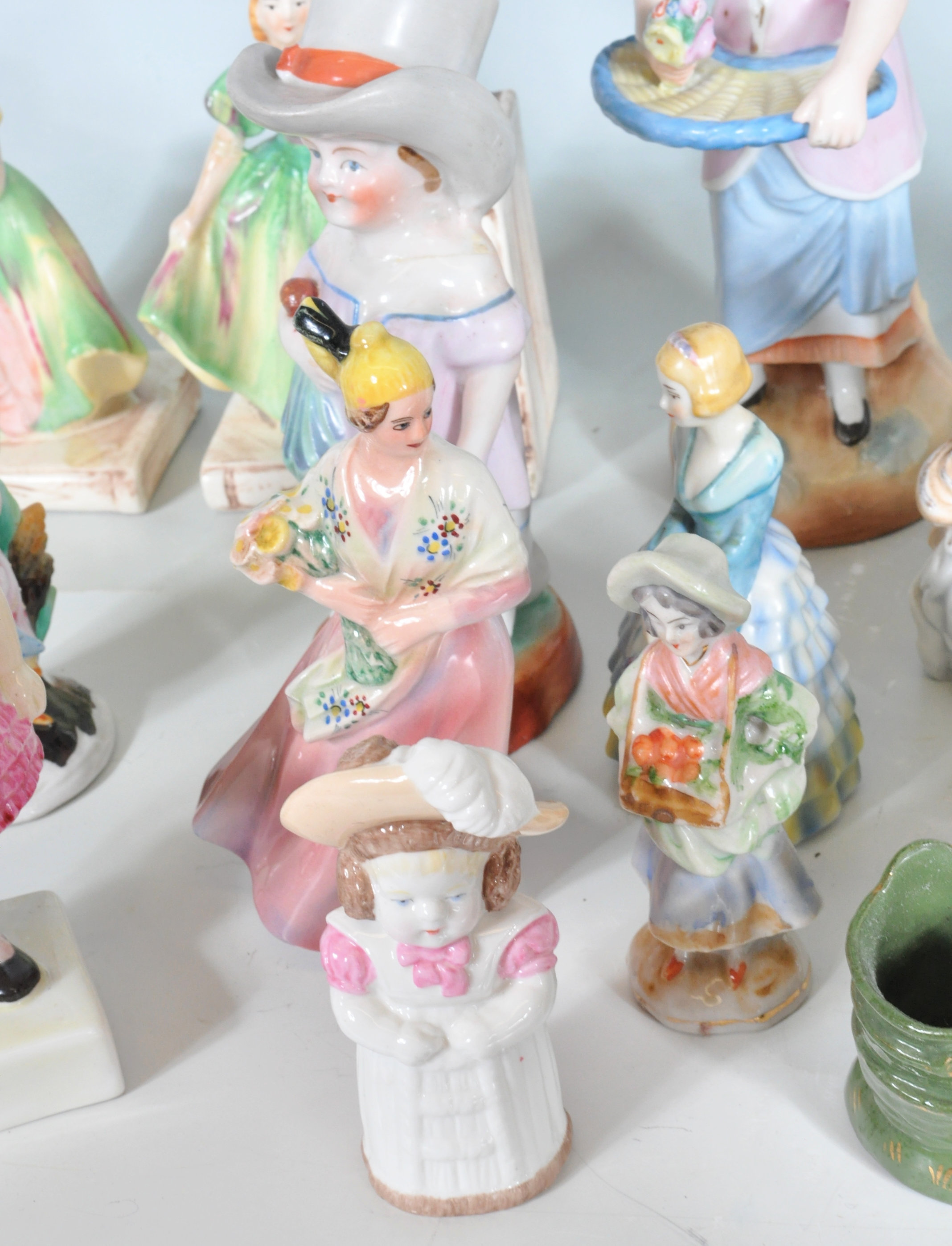 LARGE COLLECTION OF VINTAGE CERMARIC FIGURINES - Image 6 of 7