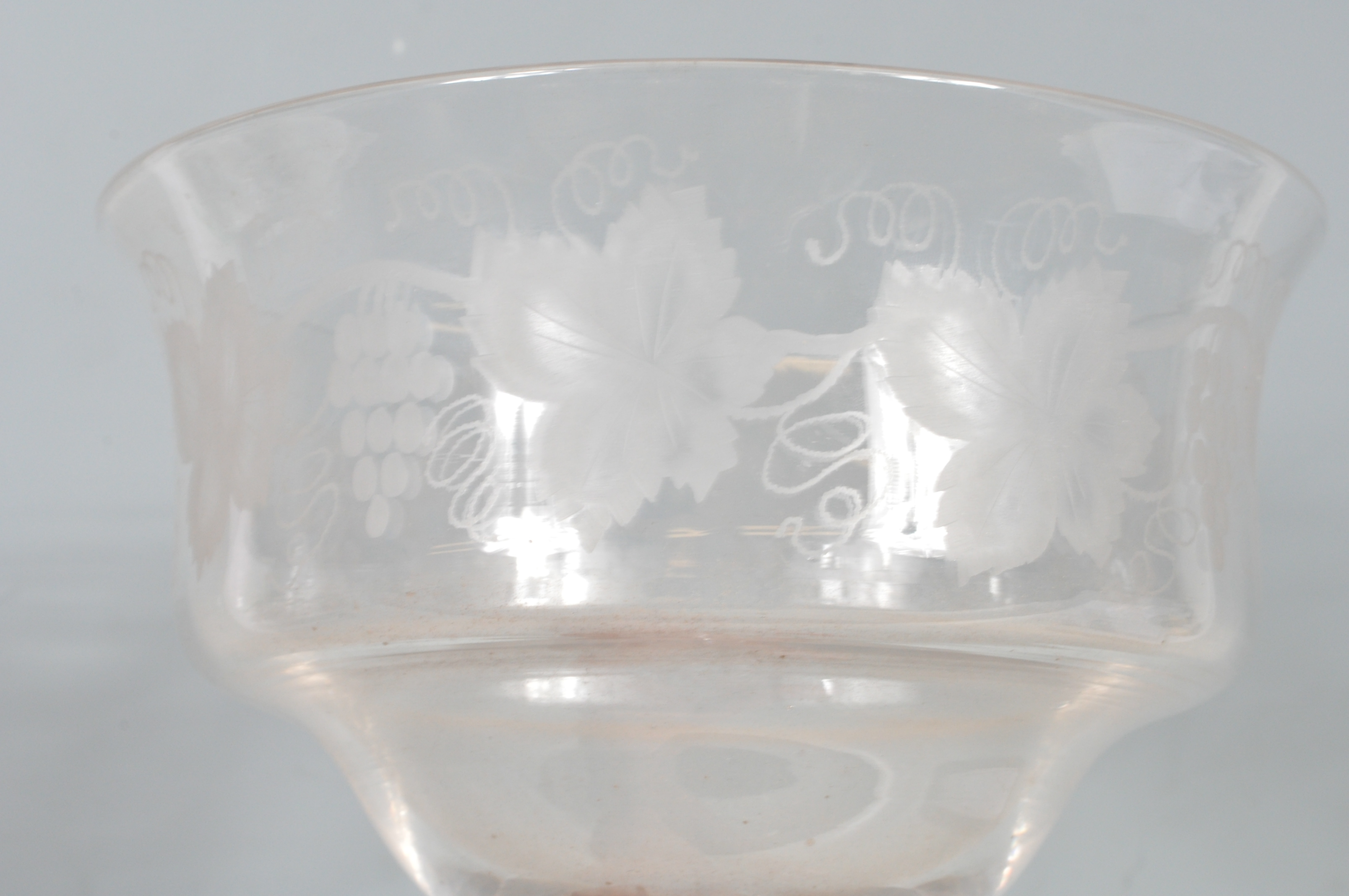 20TH CENTURY ETCHED GLASS CENTREPIECE BOWL. - Image 3 of 5