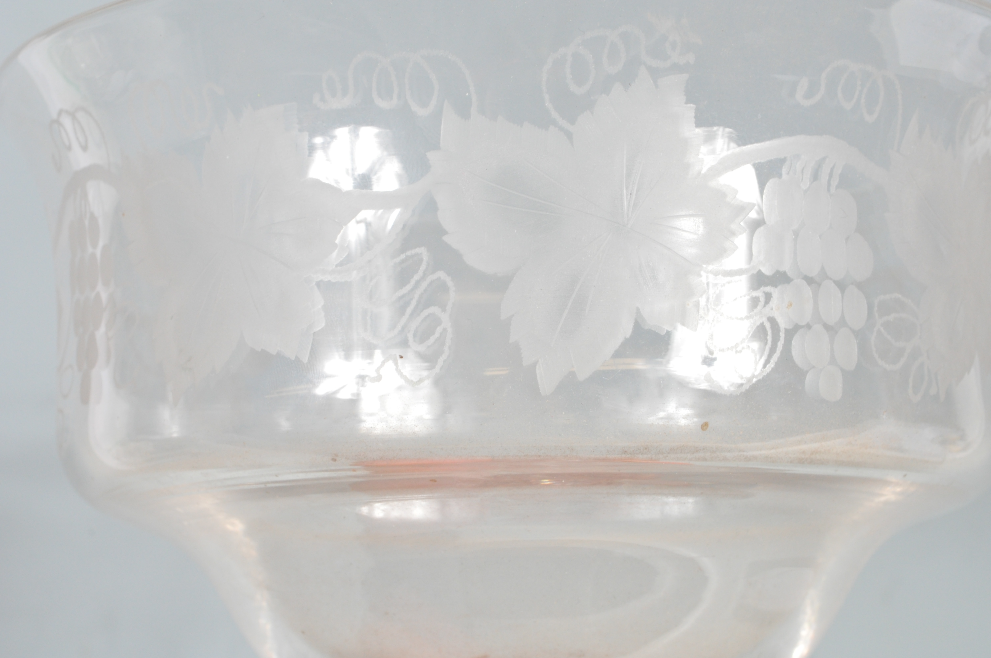 20TH CENTURY ETCHED GLASS CENTREPIECE BOWL. - Image 4 of 5